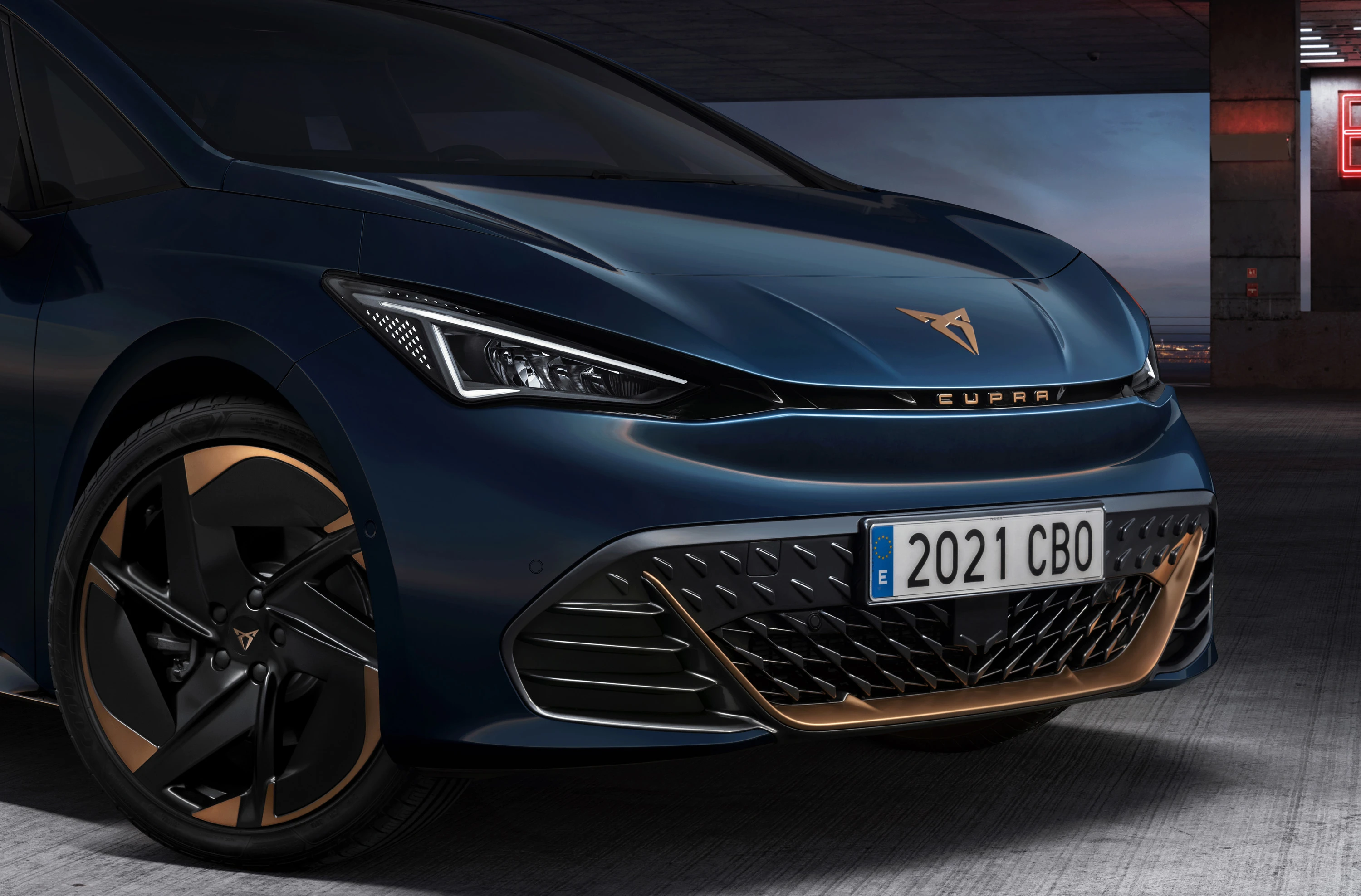 CUPRA BORN 58 e-BOOST headlights view