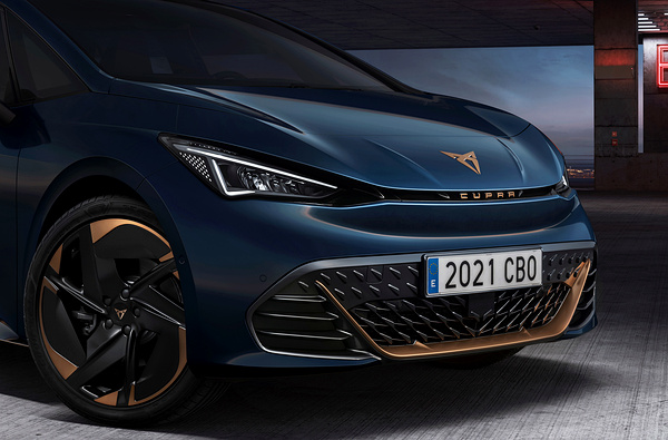 CUPRA BORN 77 e-BOOST headlights view