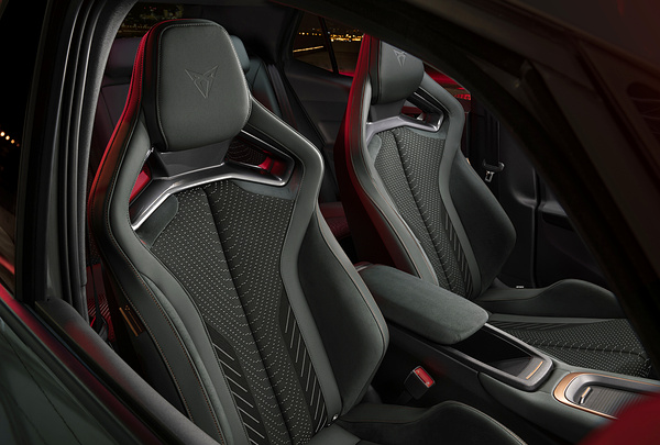 CUPRA BORN VZ frontseats view