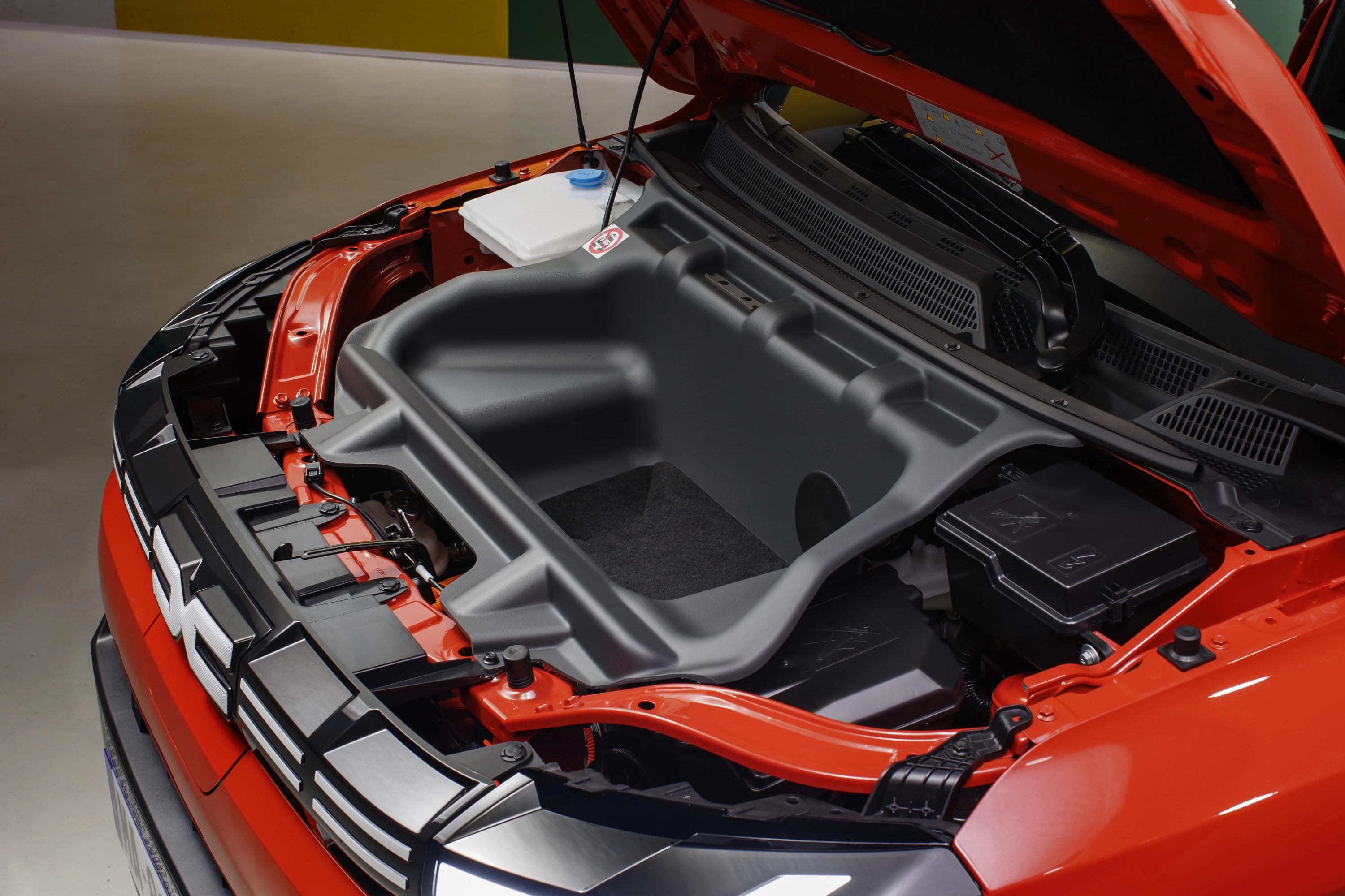 Dacia Spring 65HP frunk view