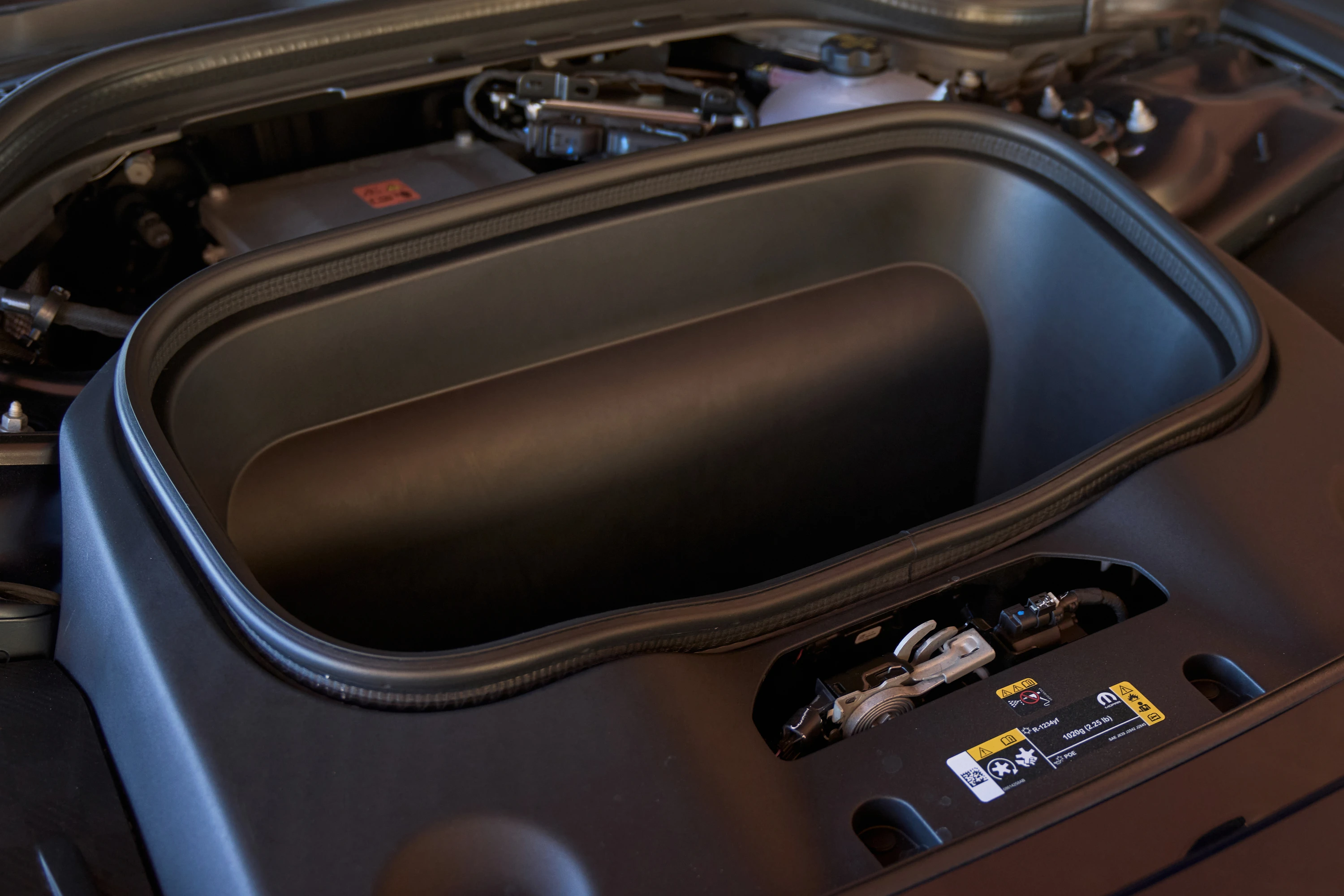 Dodge Charger Daytona R/T AWD 2D frunk view