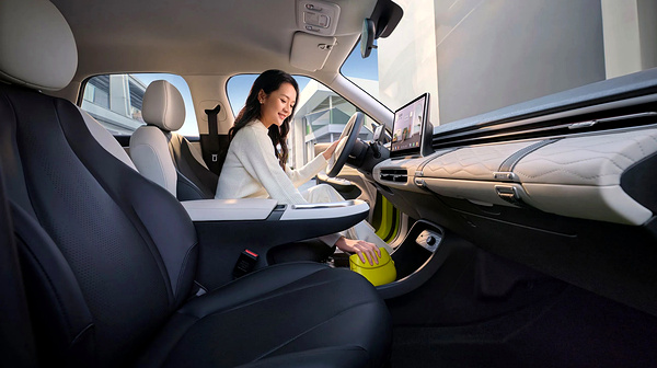 Dongfeng Nammi Box 42.3kWh frontseats view
