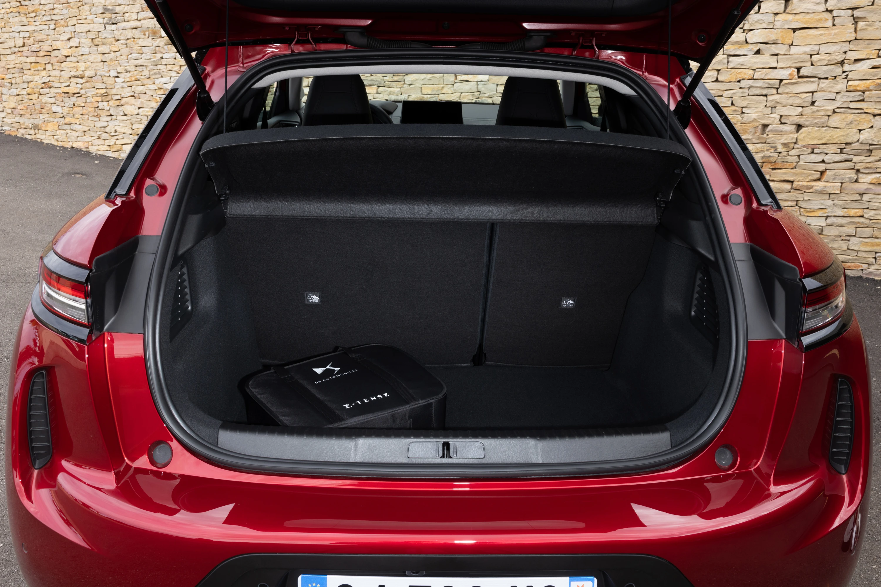 DS 3 E-Tense trunk view