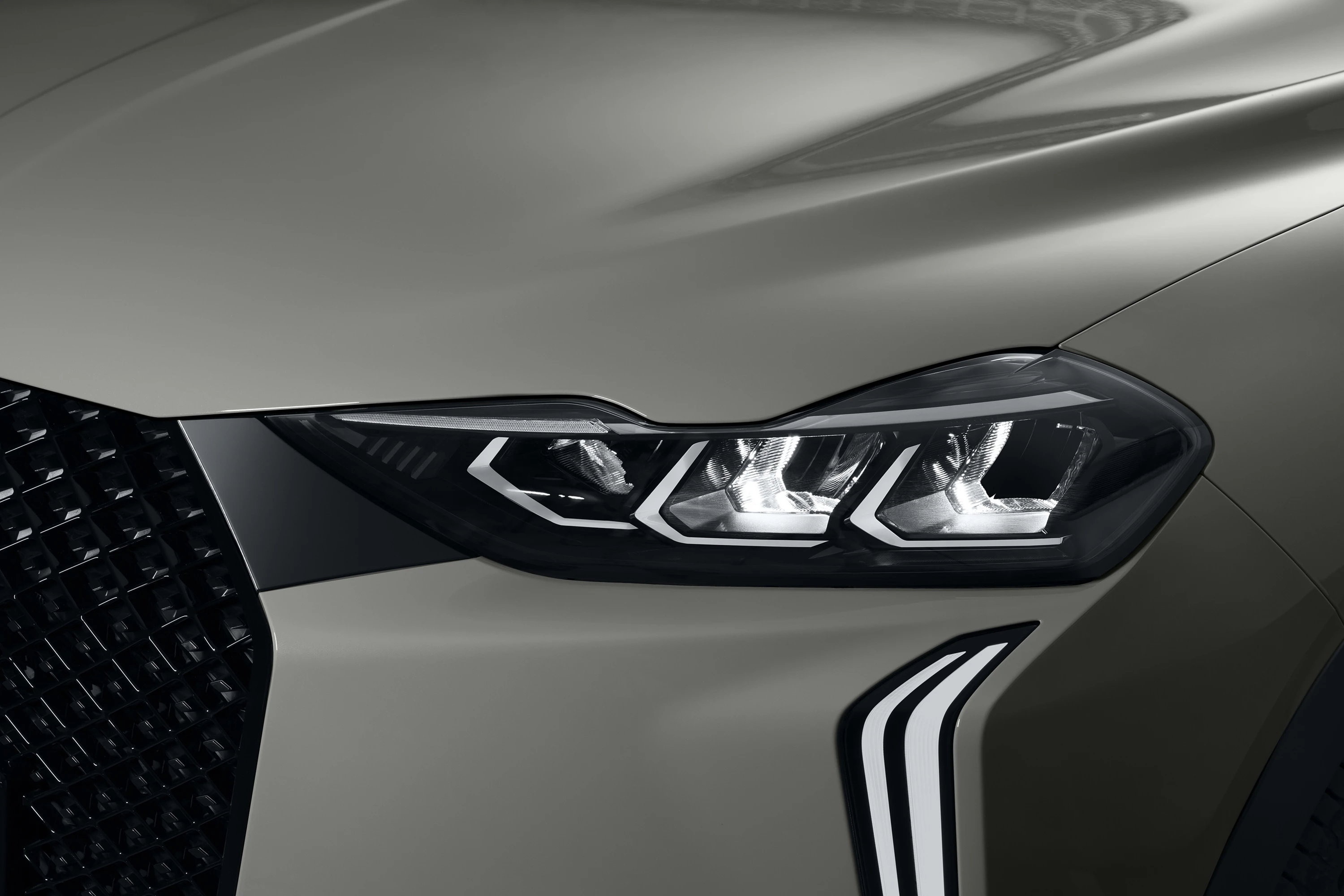 DS 3 E-Tense headlights view