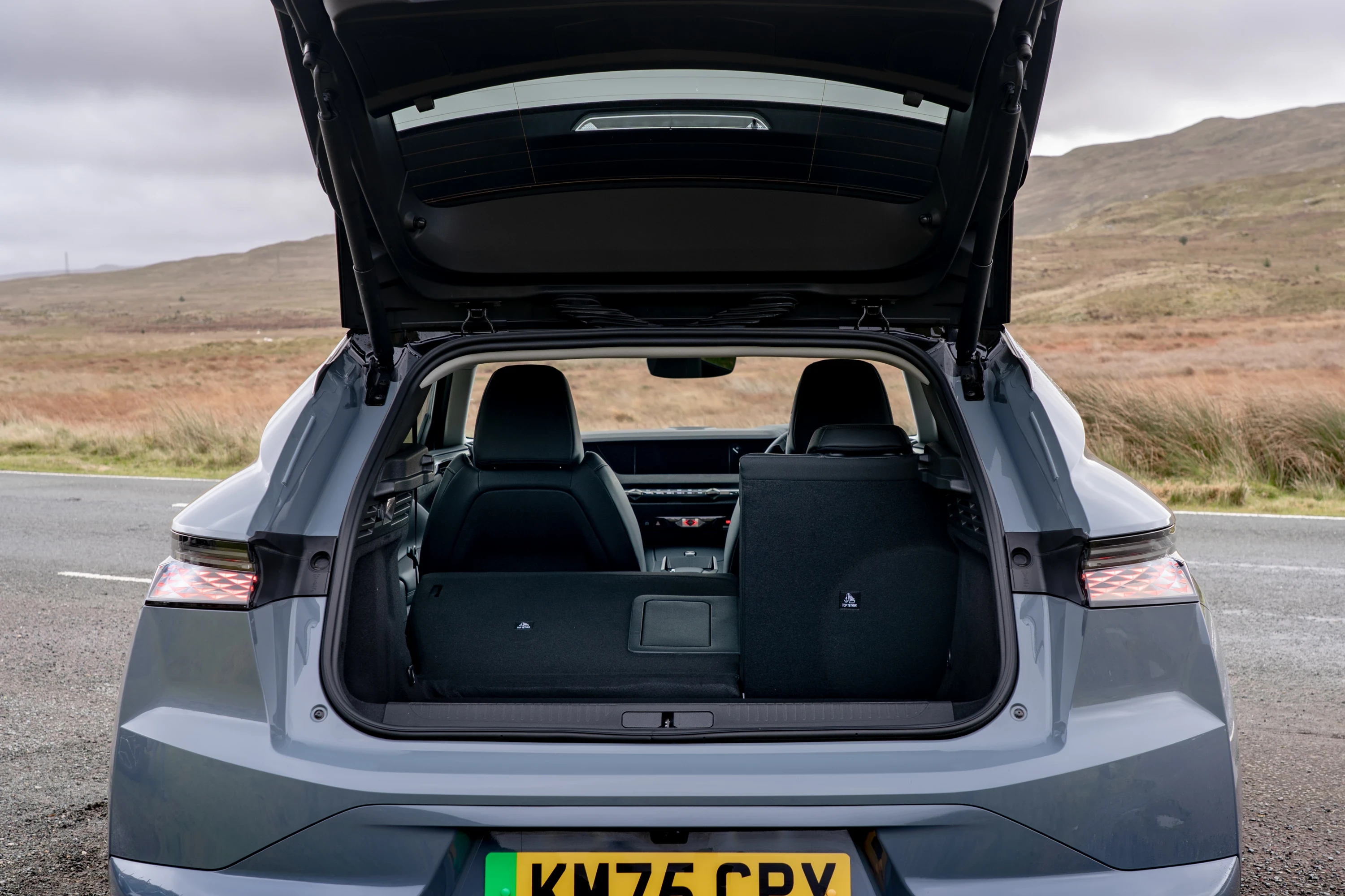 DS N°4 E-Tense 58 kWh trunk view