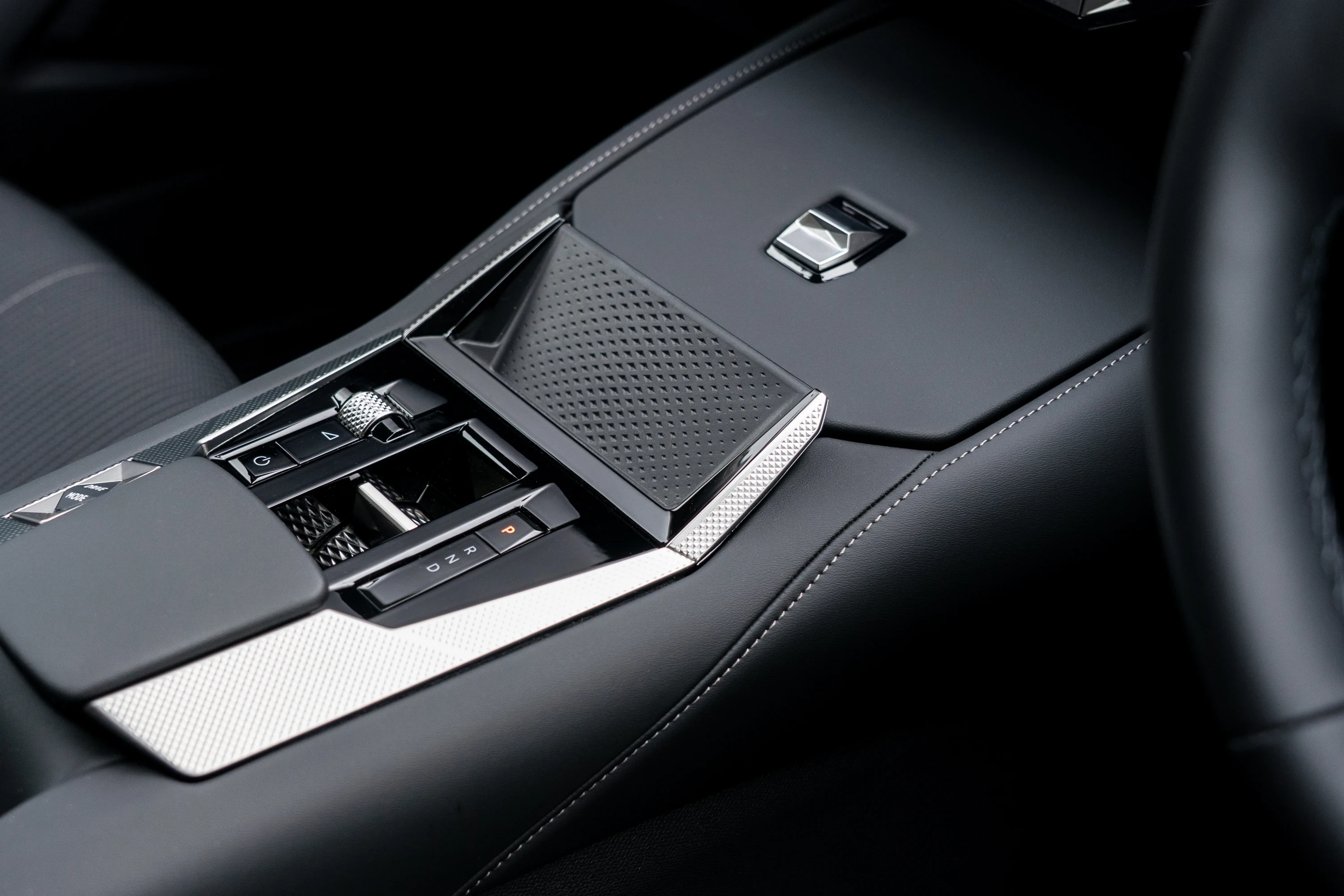 DS N°4 E-Tense 58 kWh details view