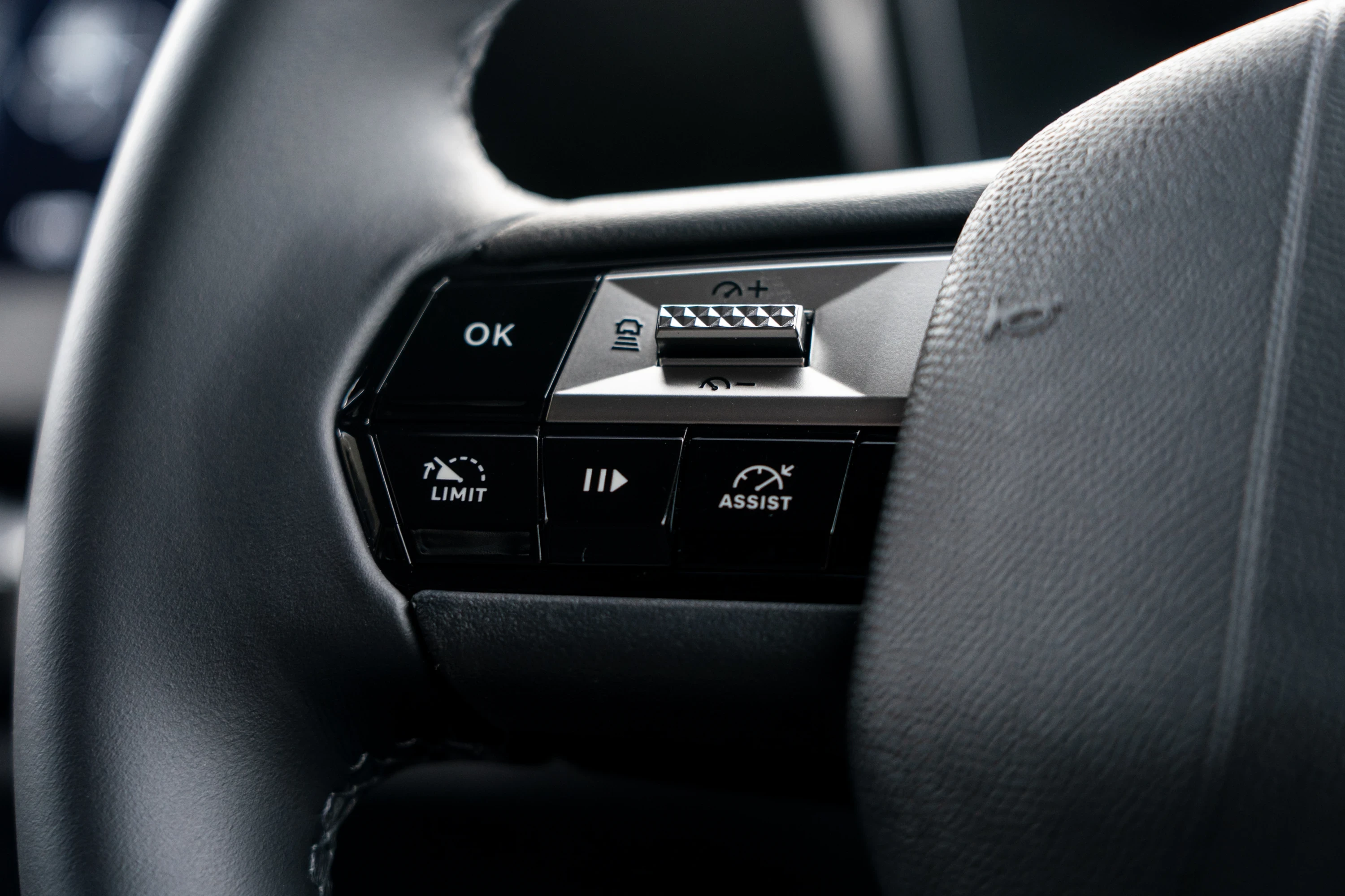 DS N°4 E-Tense 58 kWh details view