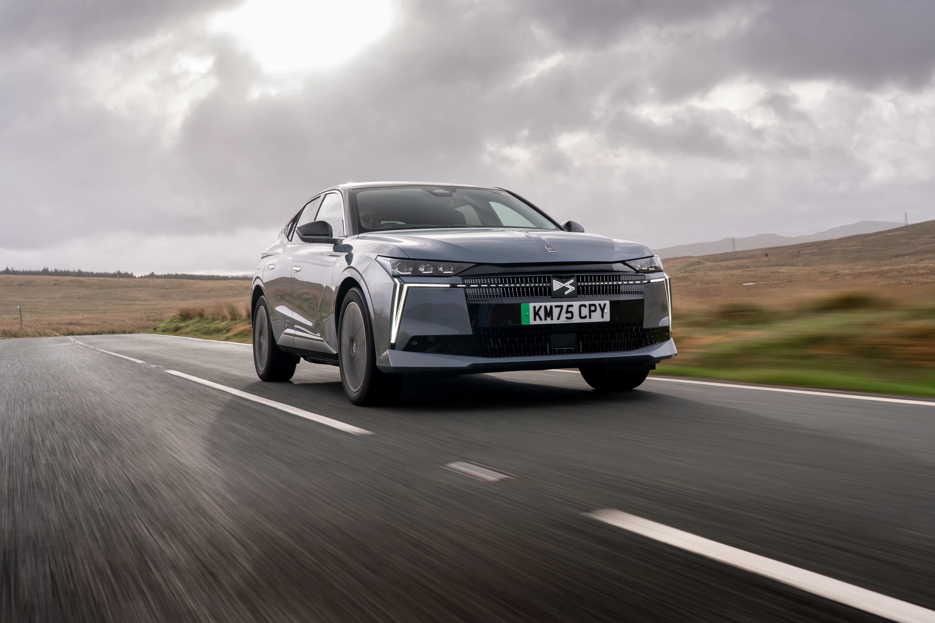 DS N°4 E-Tense 58 kWh exterior view