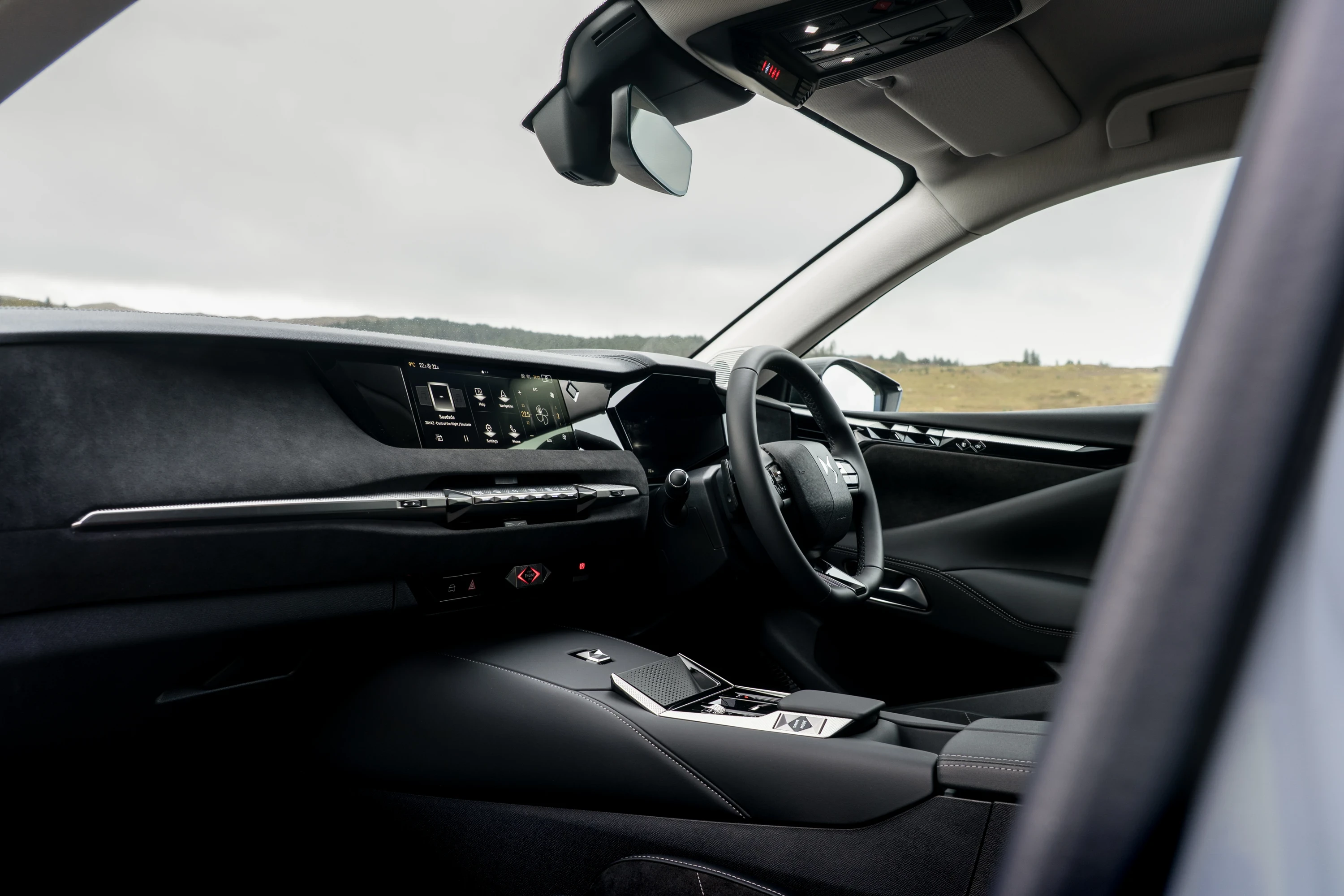 DS N°4 E-Tense 58 kWh interior view