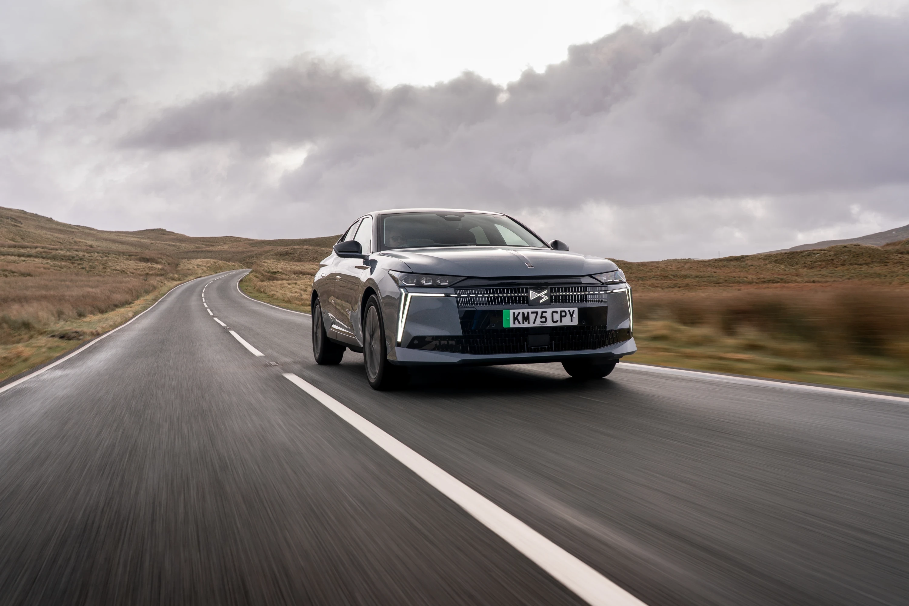 DS N°4 E-Tense 58 kWh exterior view