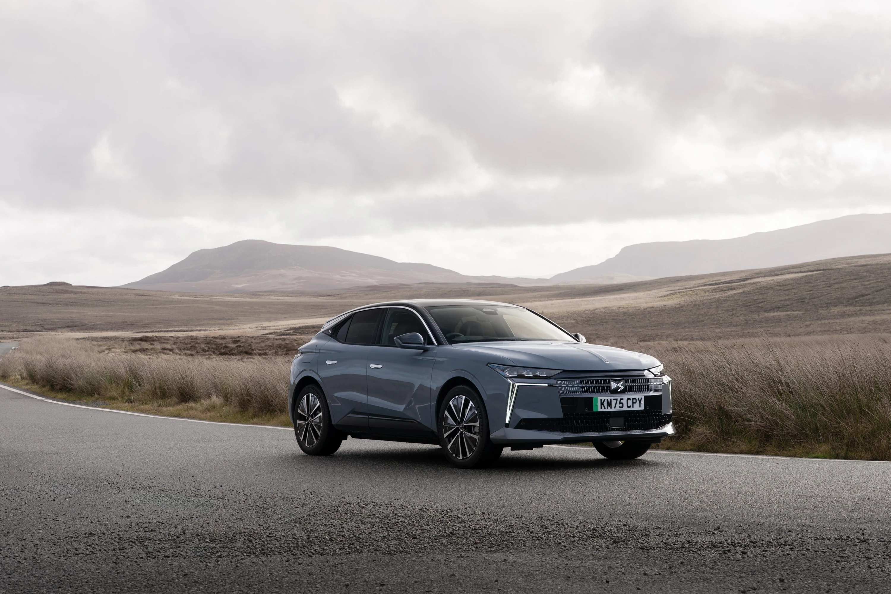 DS N°4 E-Tense 58 kWh exterior view