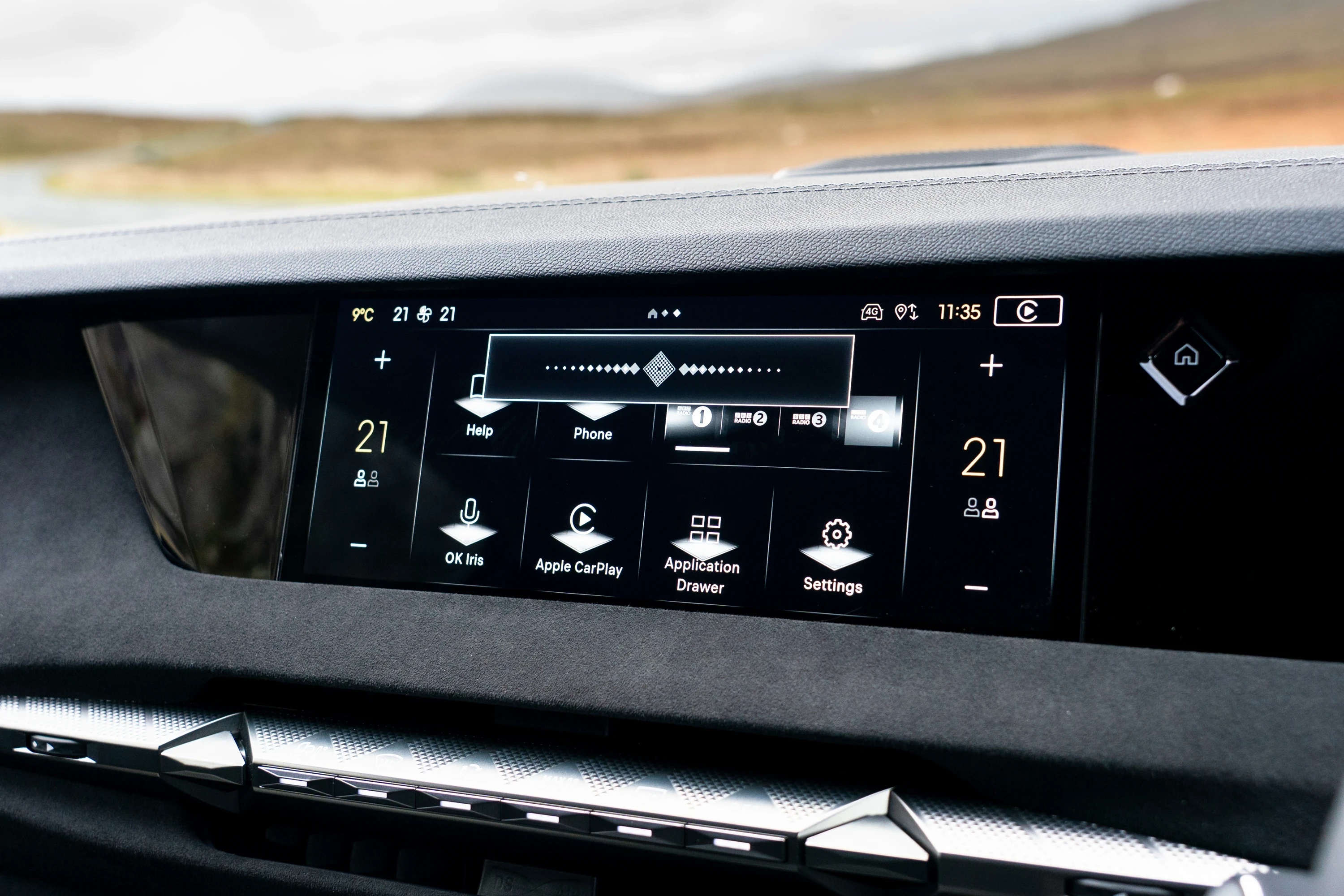 DS N°4 E-Tense 58 kWh screens view