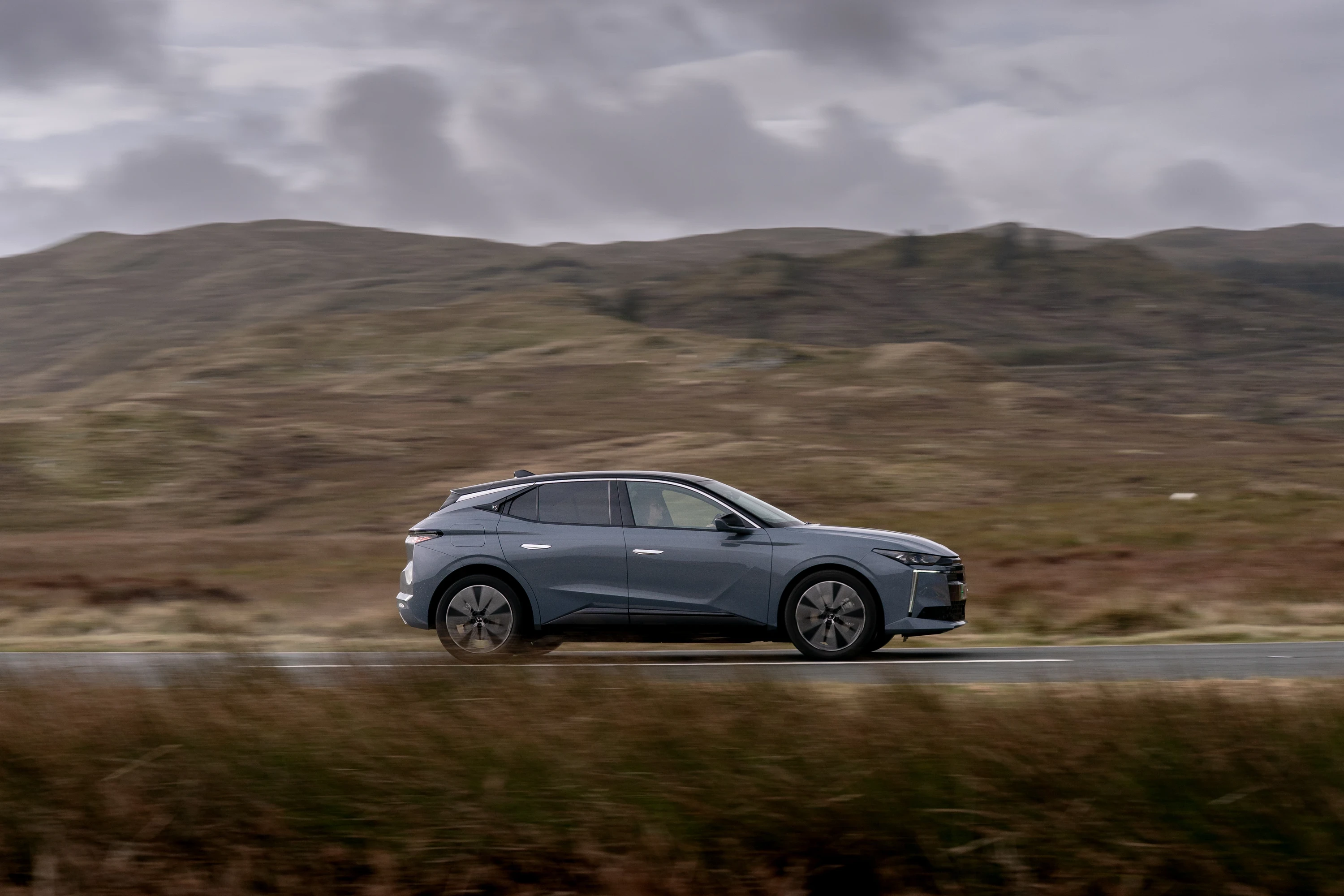DS N°4 E-Tense 58 kWh exterior view