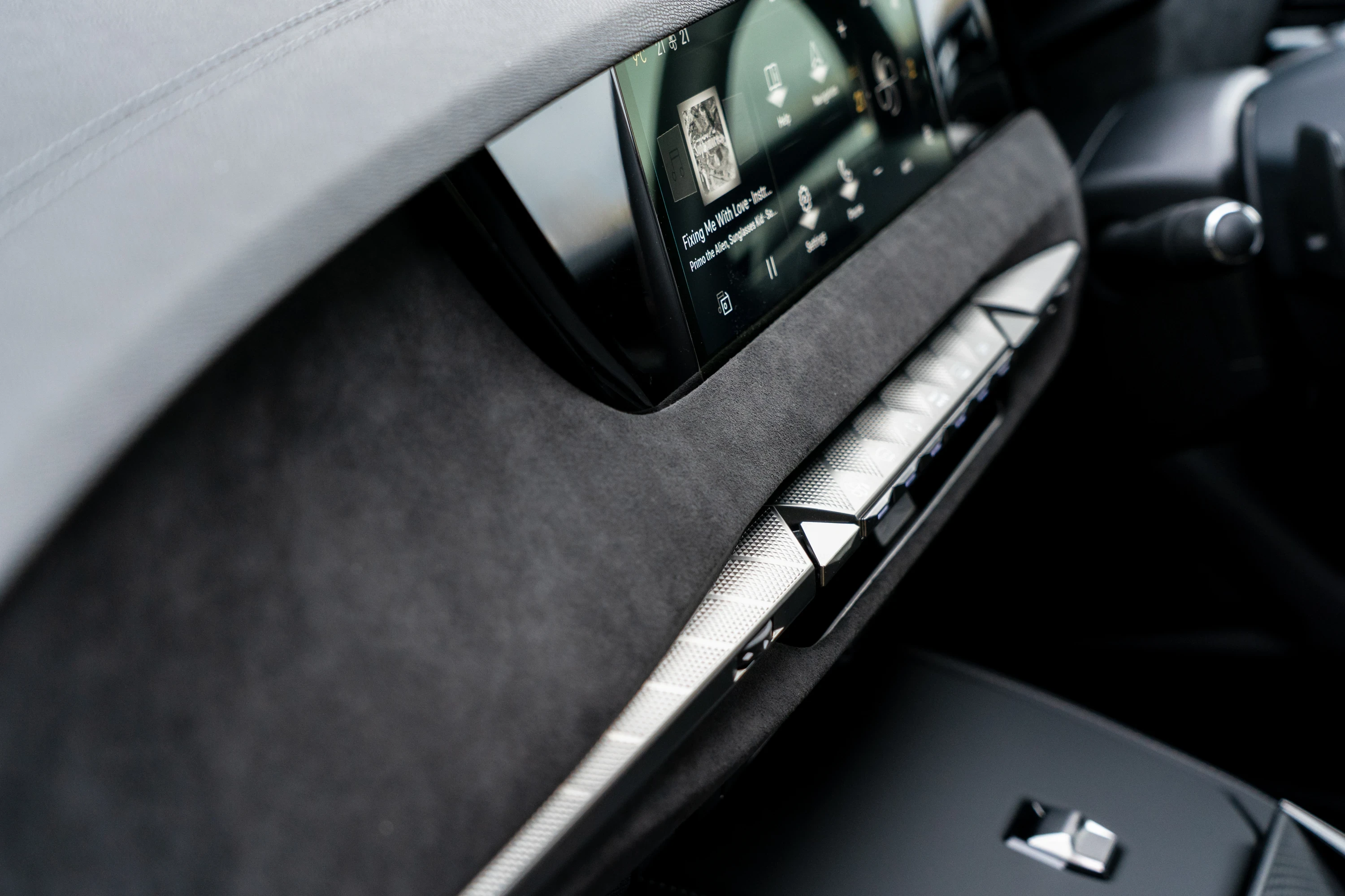 DS N°4 E-Tense 58 kWh details view
