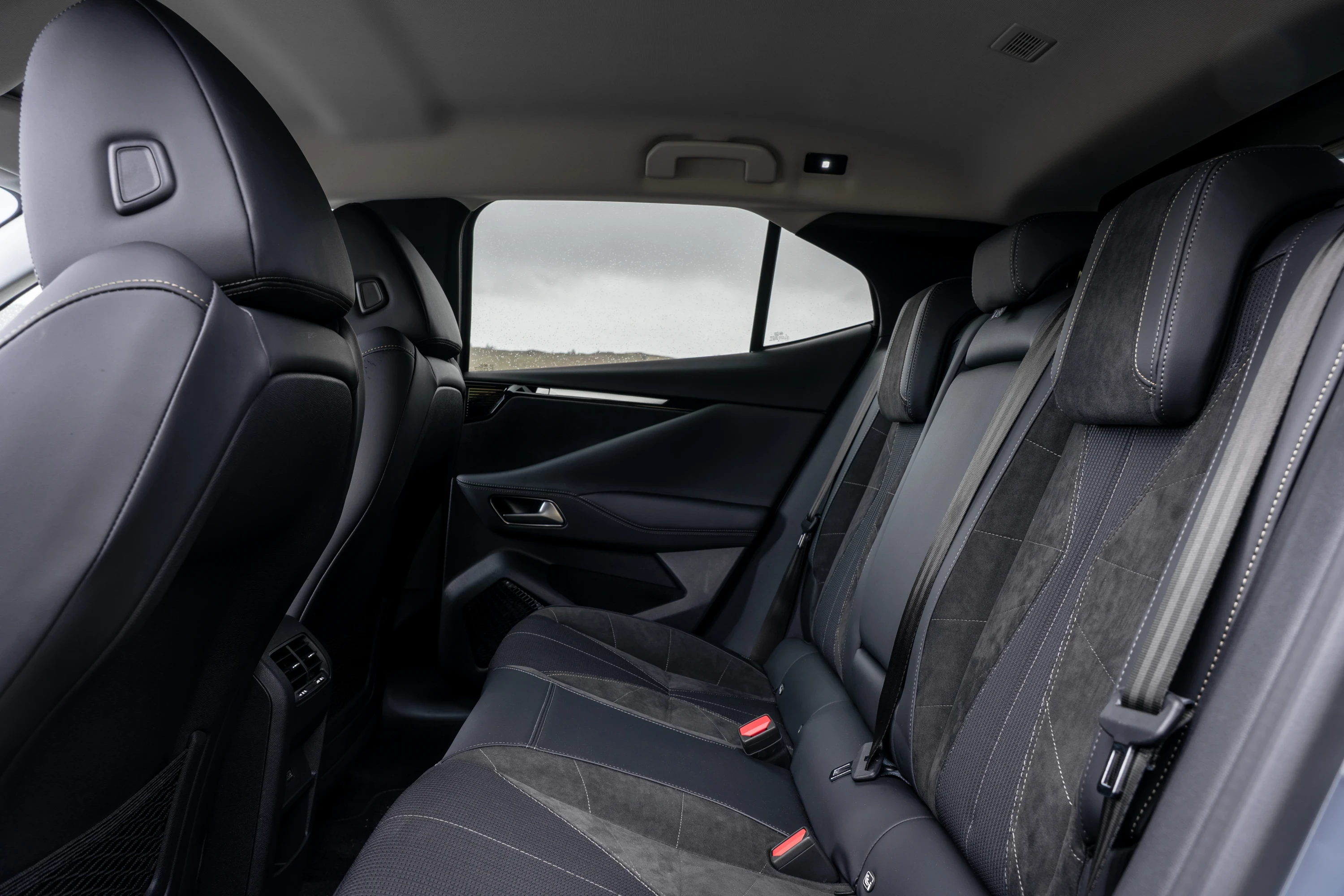 DS N°4 E-Tense 58 kWh secondrowseats view