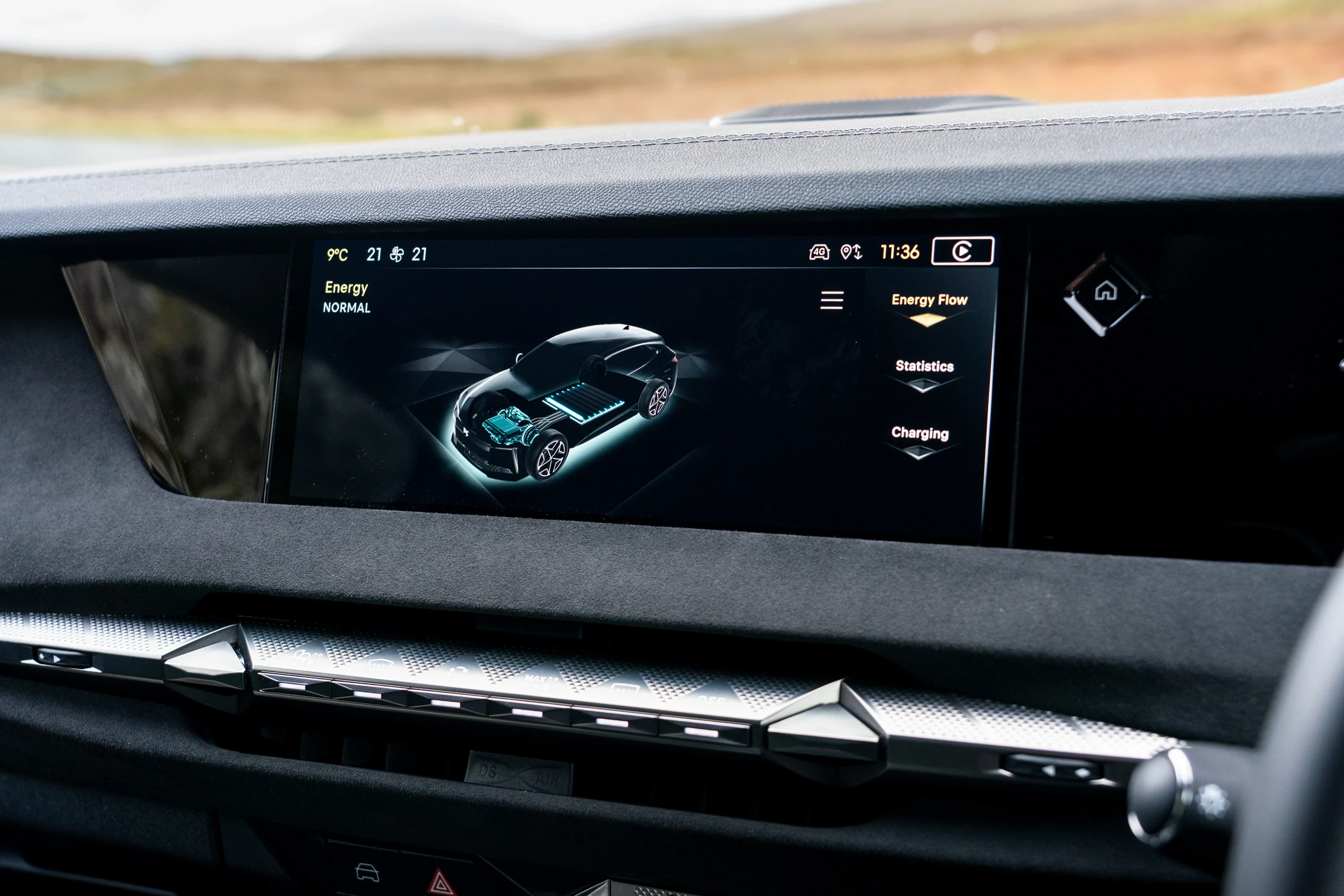 DS N°4 E-Tense 58 kWh screens view