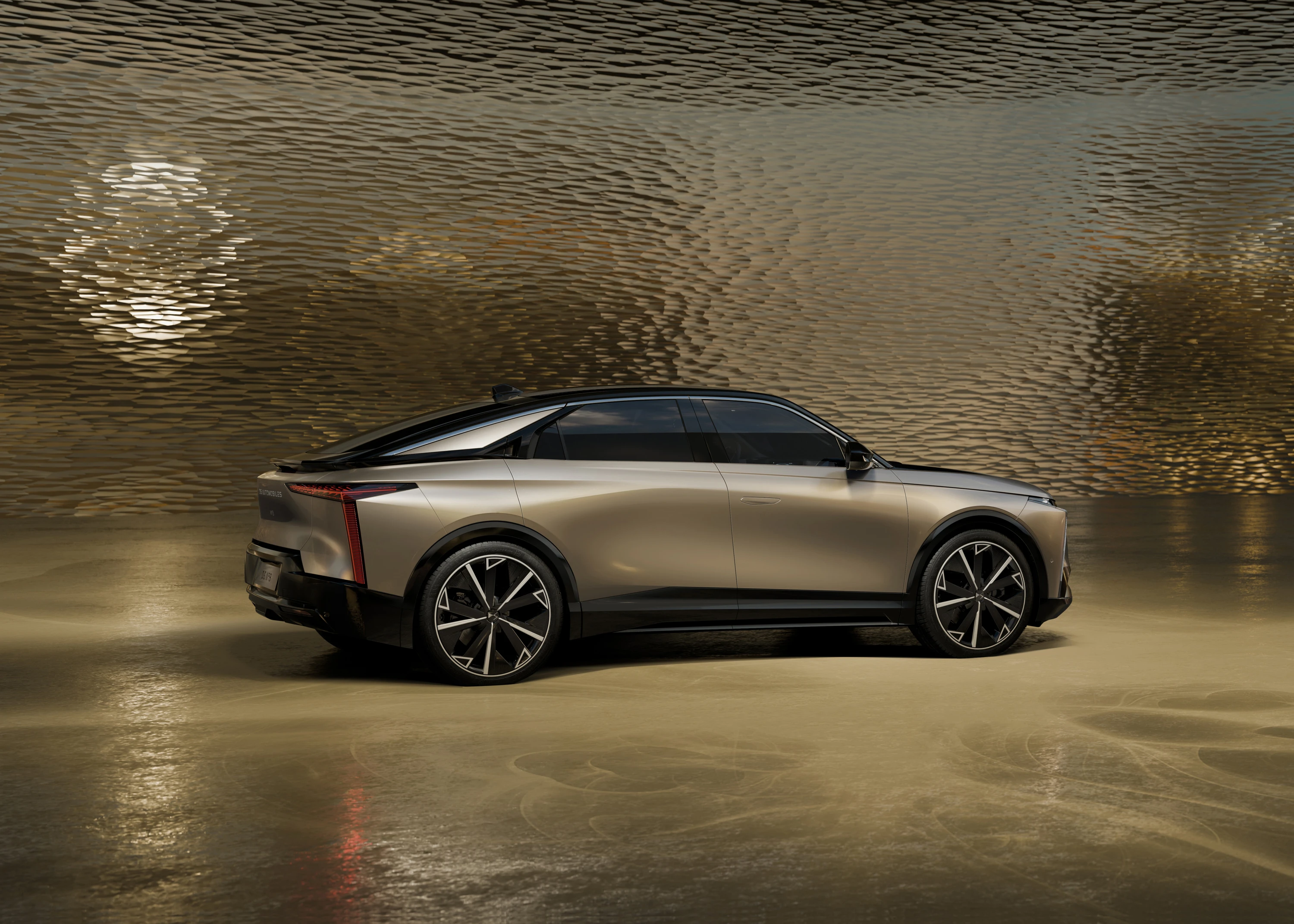 DS N°8 AWD Long Range exterior view