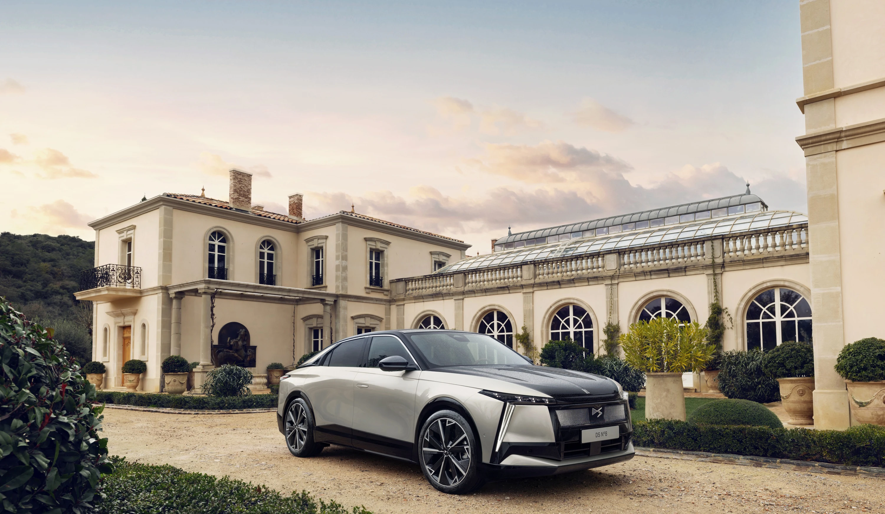 DS N°8 AWD Long Range exterior view