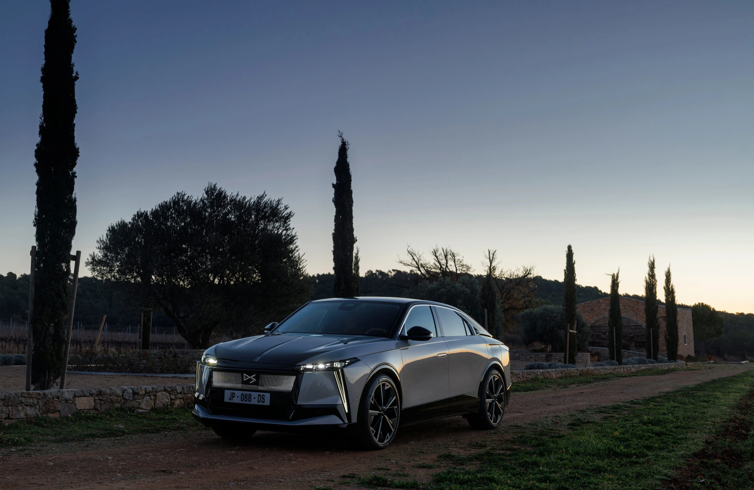 DS N°8 AWD Long Range exterior view