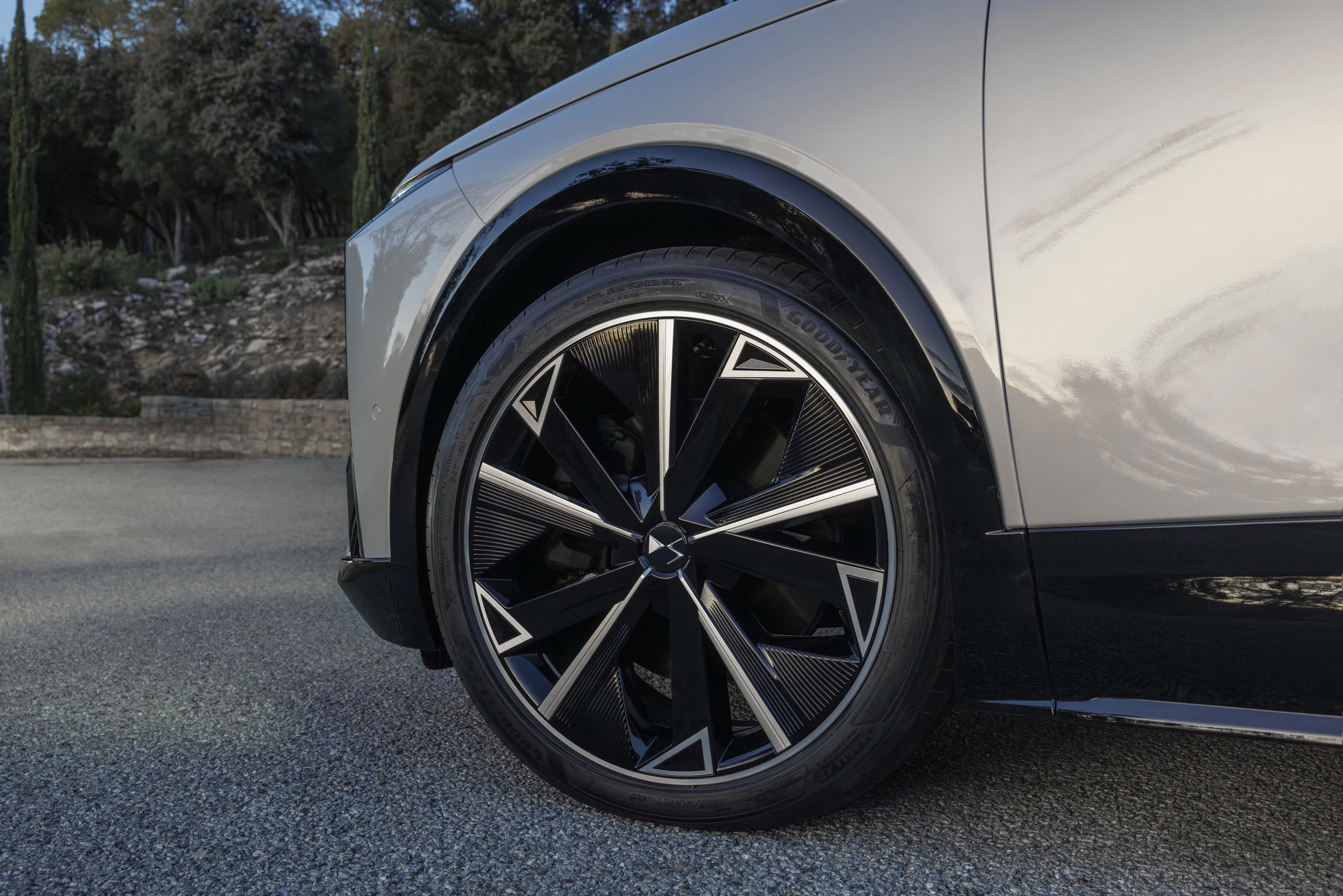 DS N°8 AWD Long Range wheels view