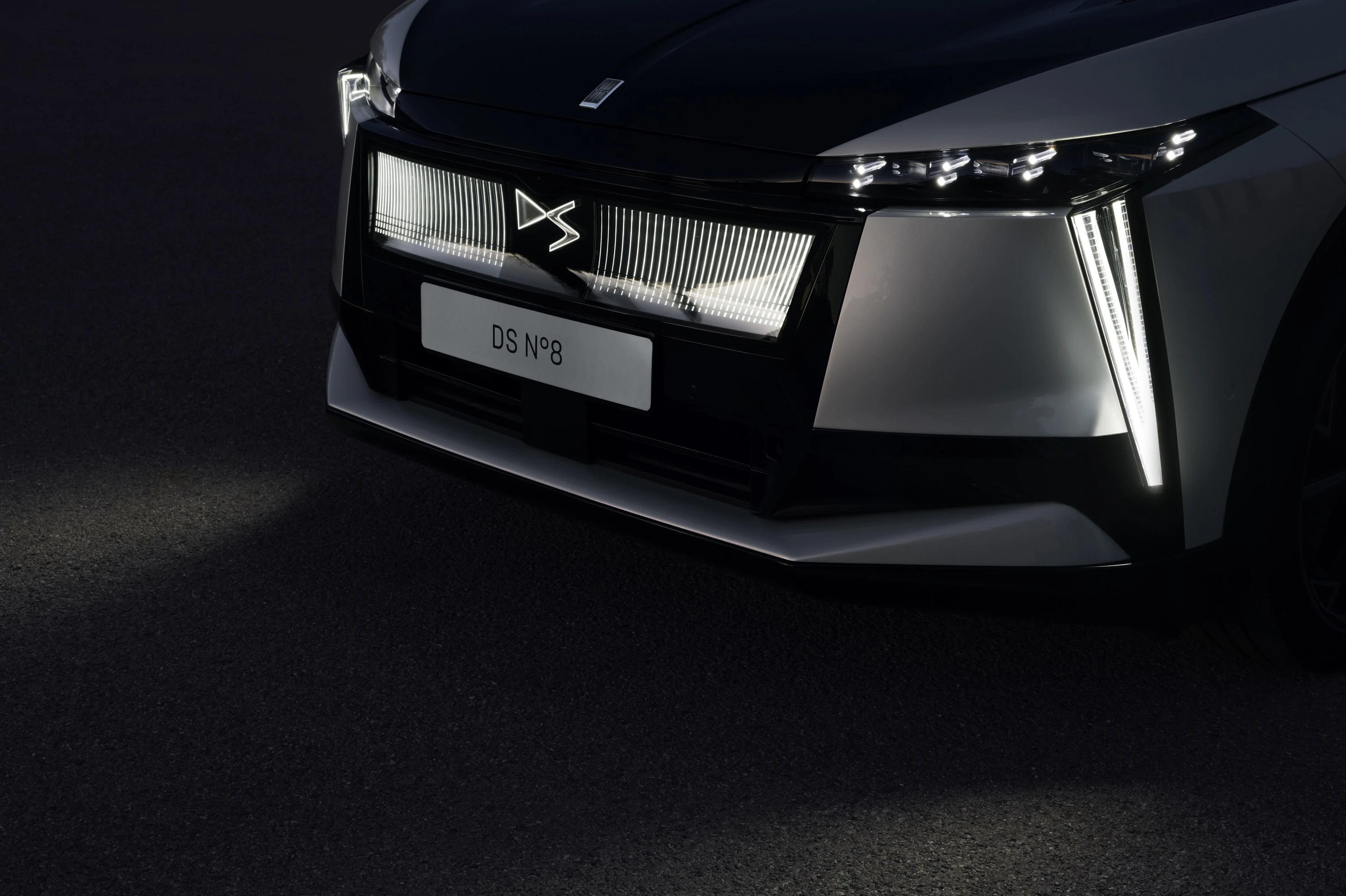 DS N°8 FWD Long Range headlights view