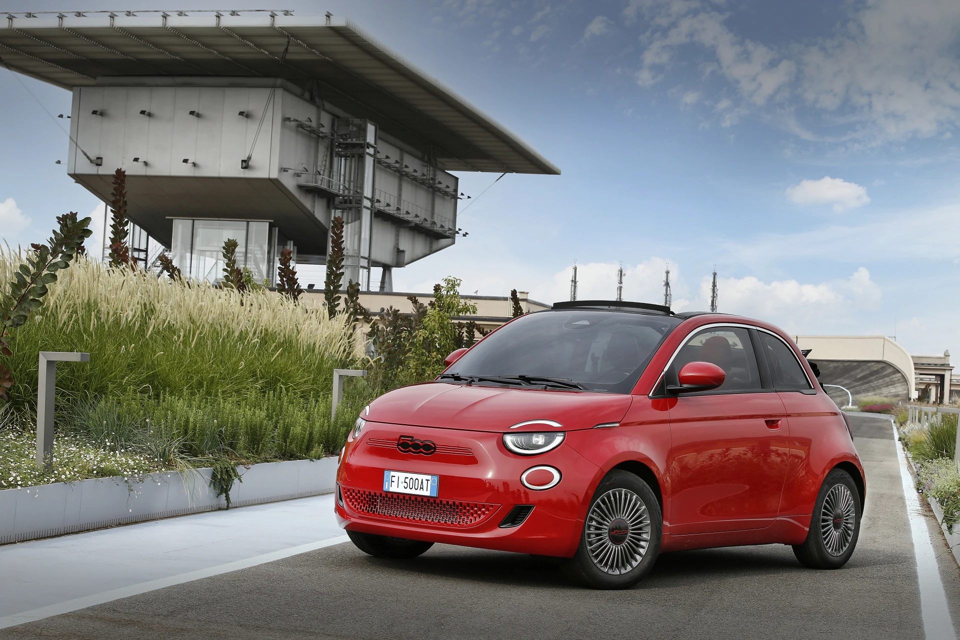 Fiat 500e 24 kWh exterior view