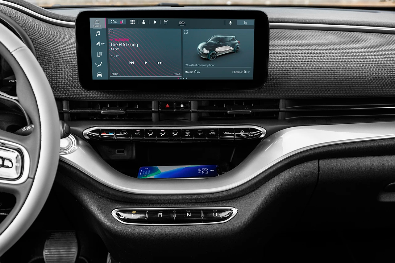 Fiat 500e 24 kWh screens view