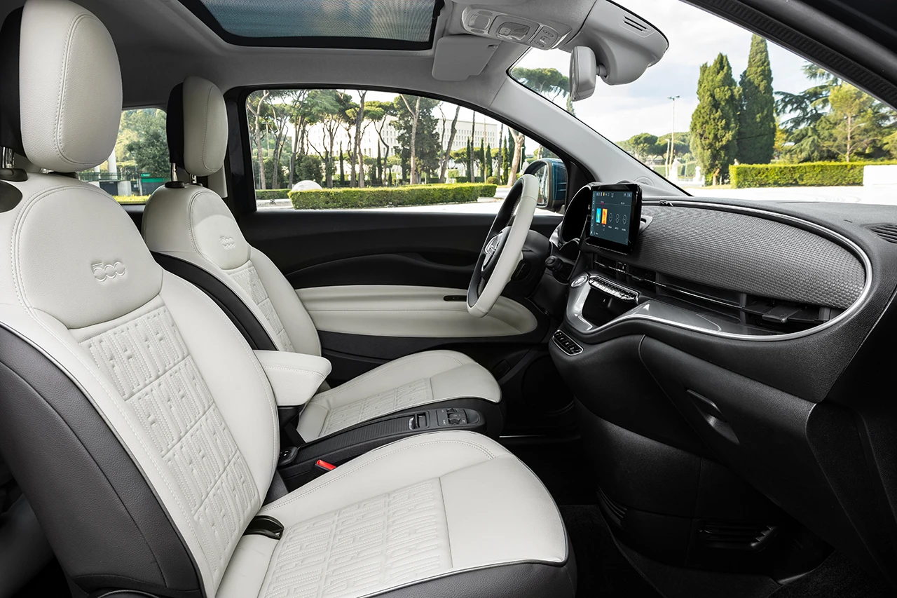 Fiat 500e 24 kWh frontseats view