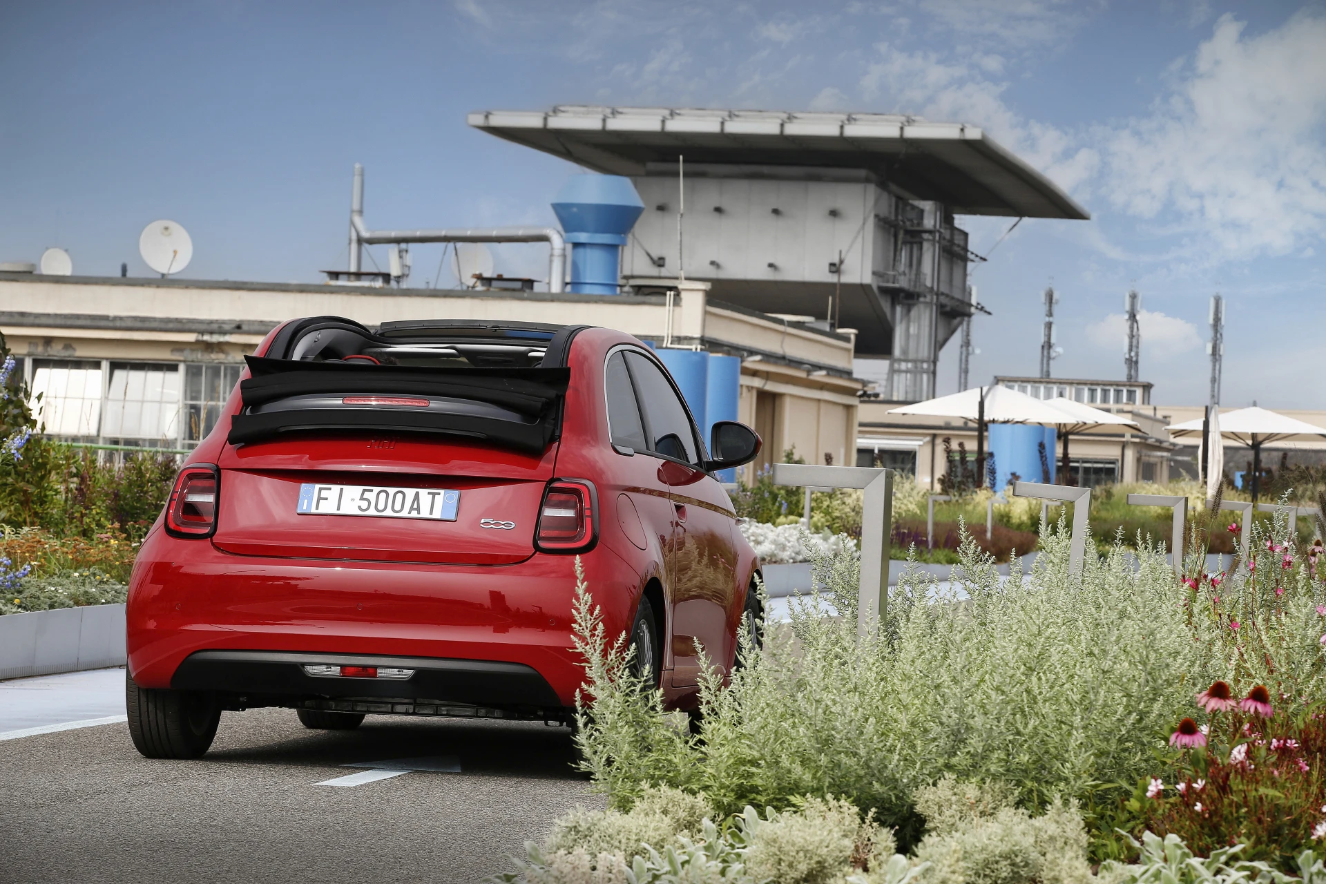 Fiat 500e 42 kWh exterior view