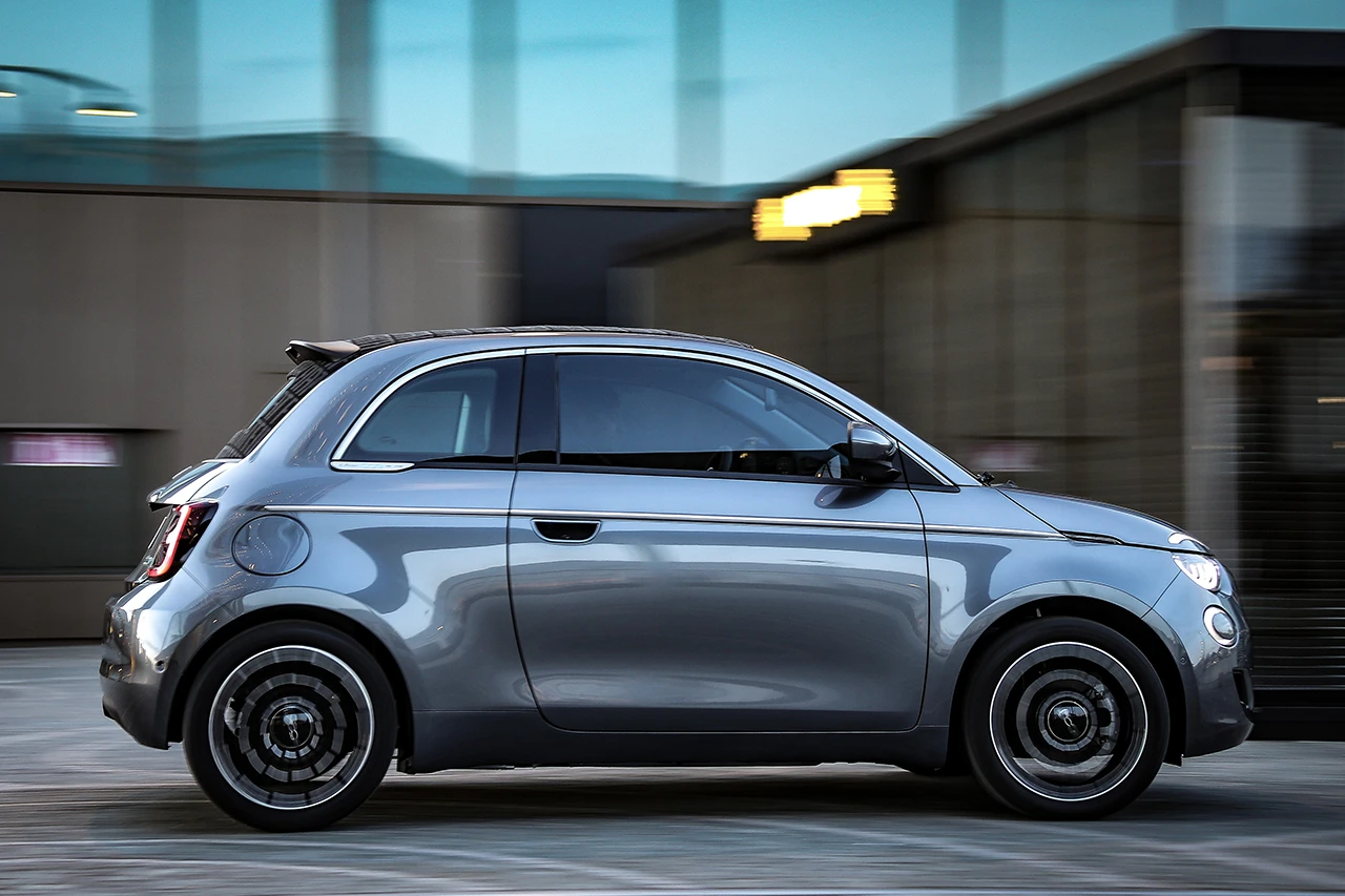 Fiat 500e 42 kWh exterior view