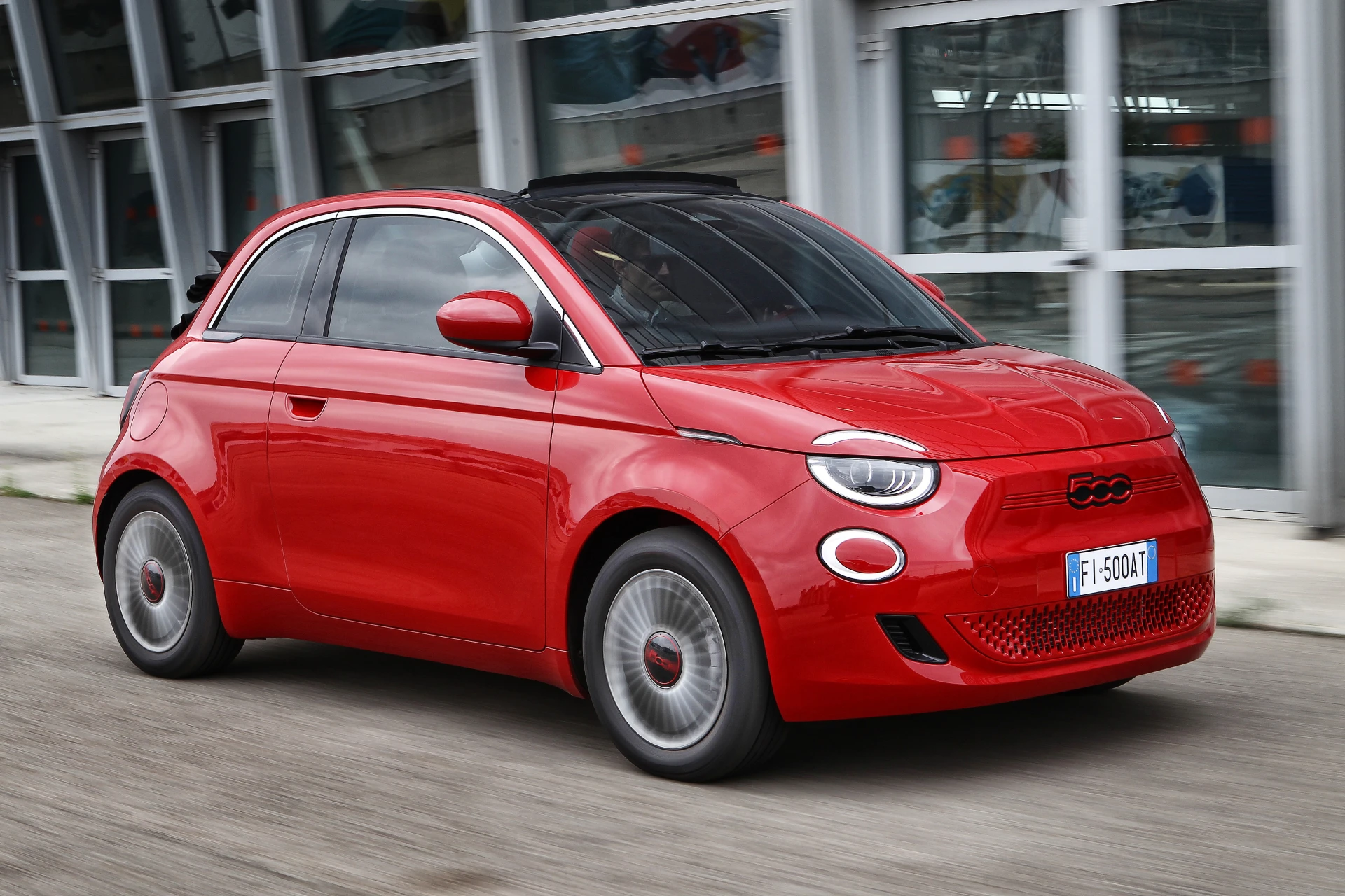 Fiat 500e 42 kWh exterior view