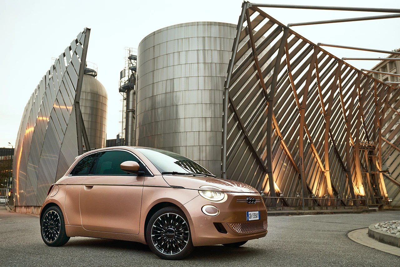 Fiat 500e 42 kWh exterior view