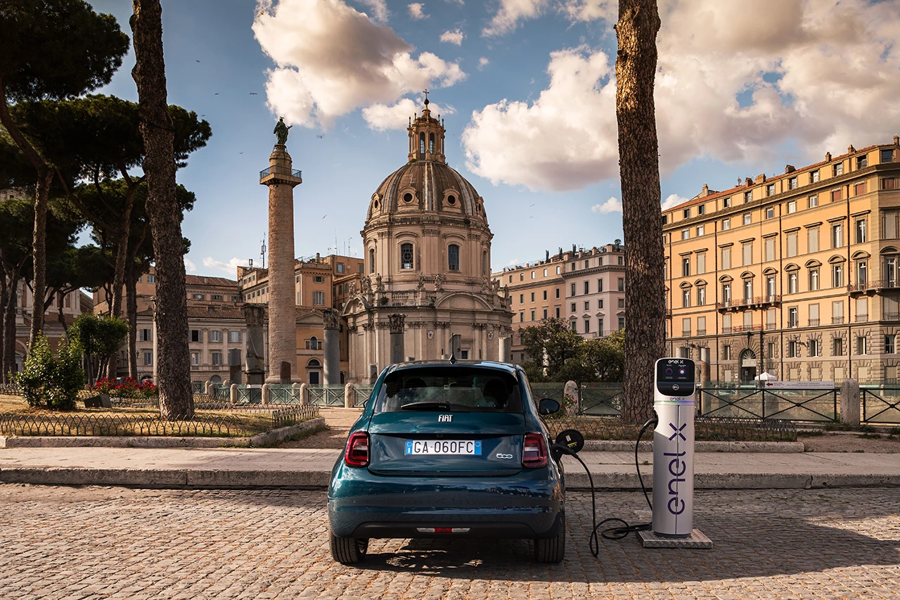 Fiat 500e 42 kWh exterior view