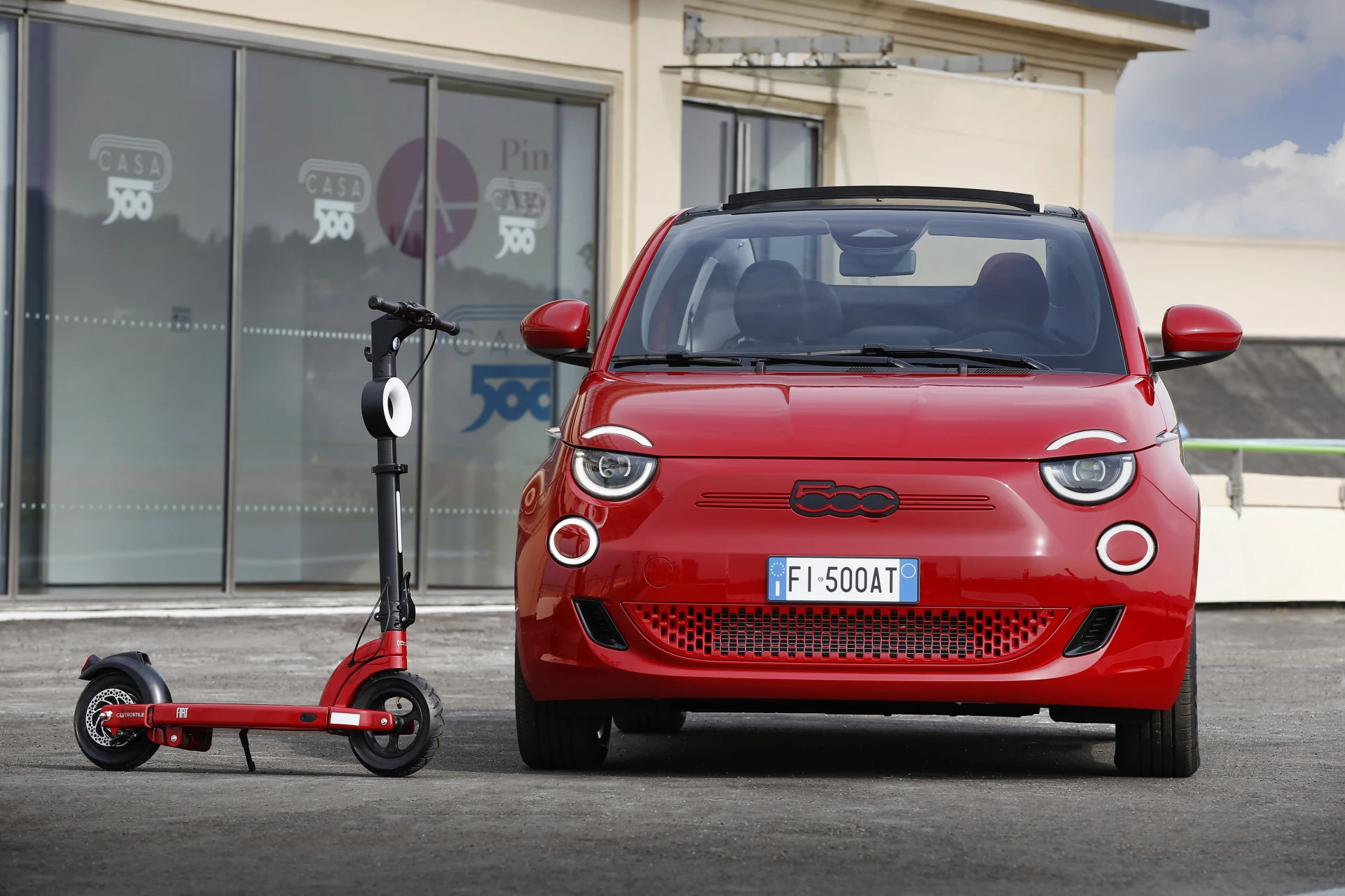Fiat 500e 42 kWh exterior view