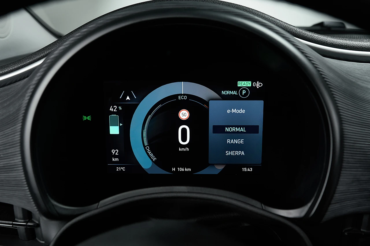 Fiat 500e 42 kWh screens view