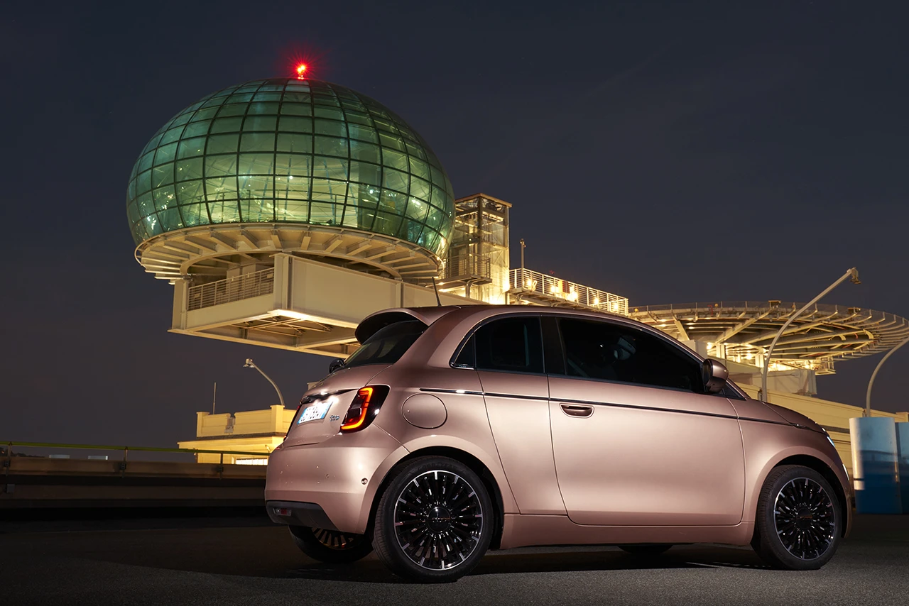 Fiat 500e 42 kWh exterior view