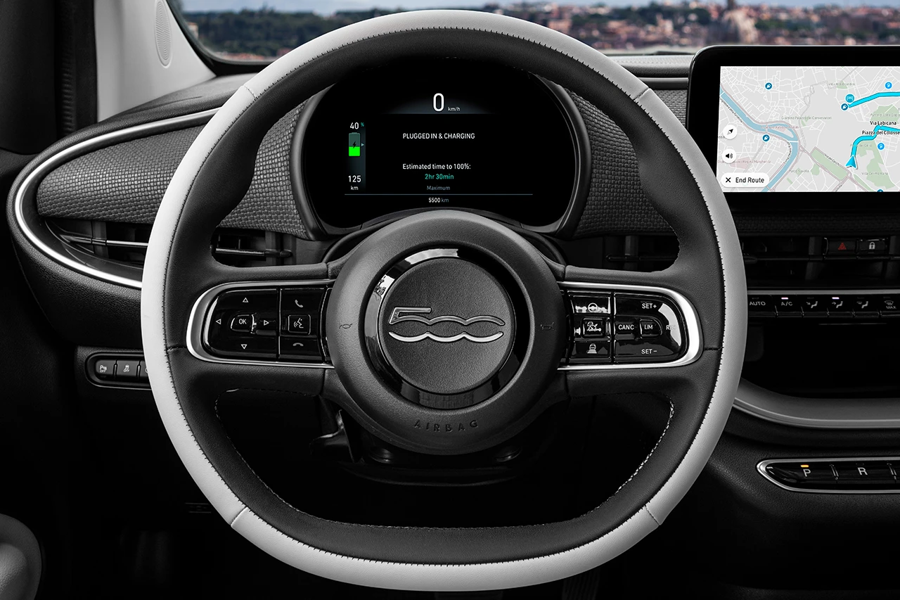 Fiat 500e 42 kWh steeringwheel view