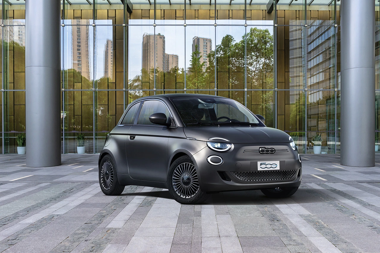 Fiat 500e 42 kWh exterior view