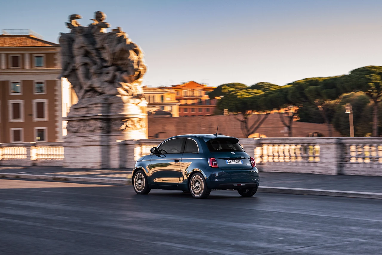 Fiat 500e 42 kWh exterior view