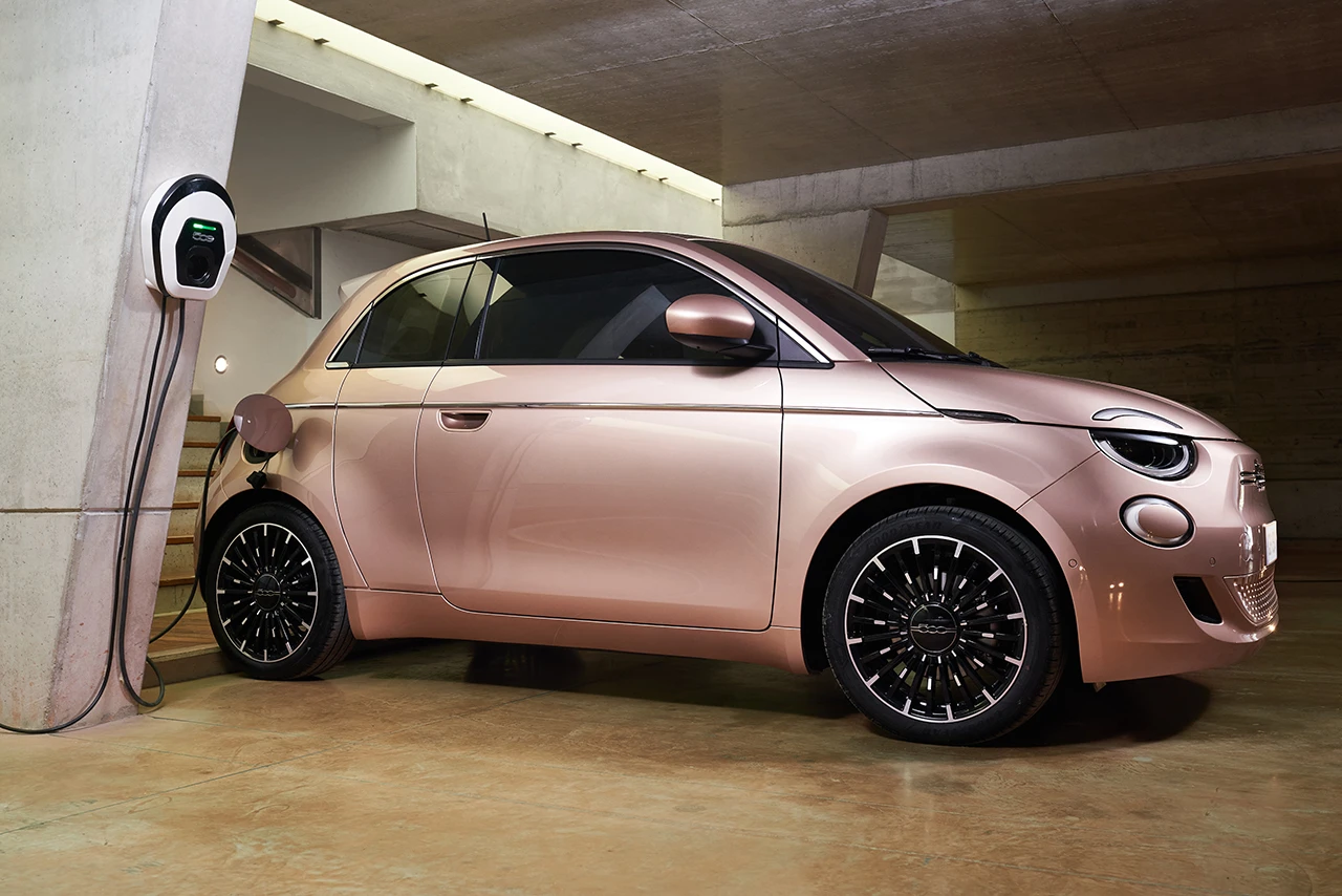 Fiat 500e 42 kWh charging view
