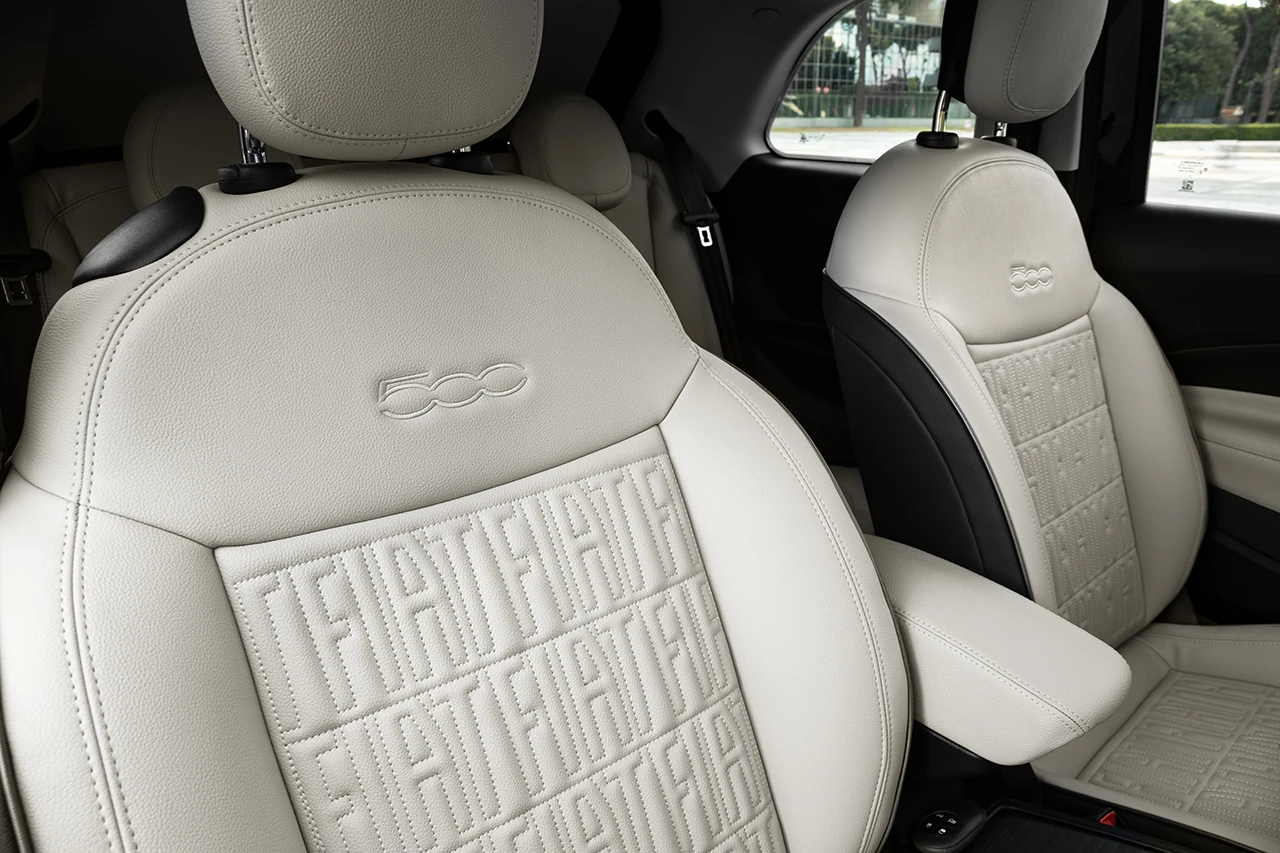 Fiat 500e 42 kWh frontseats view
