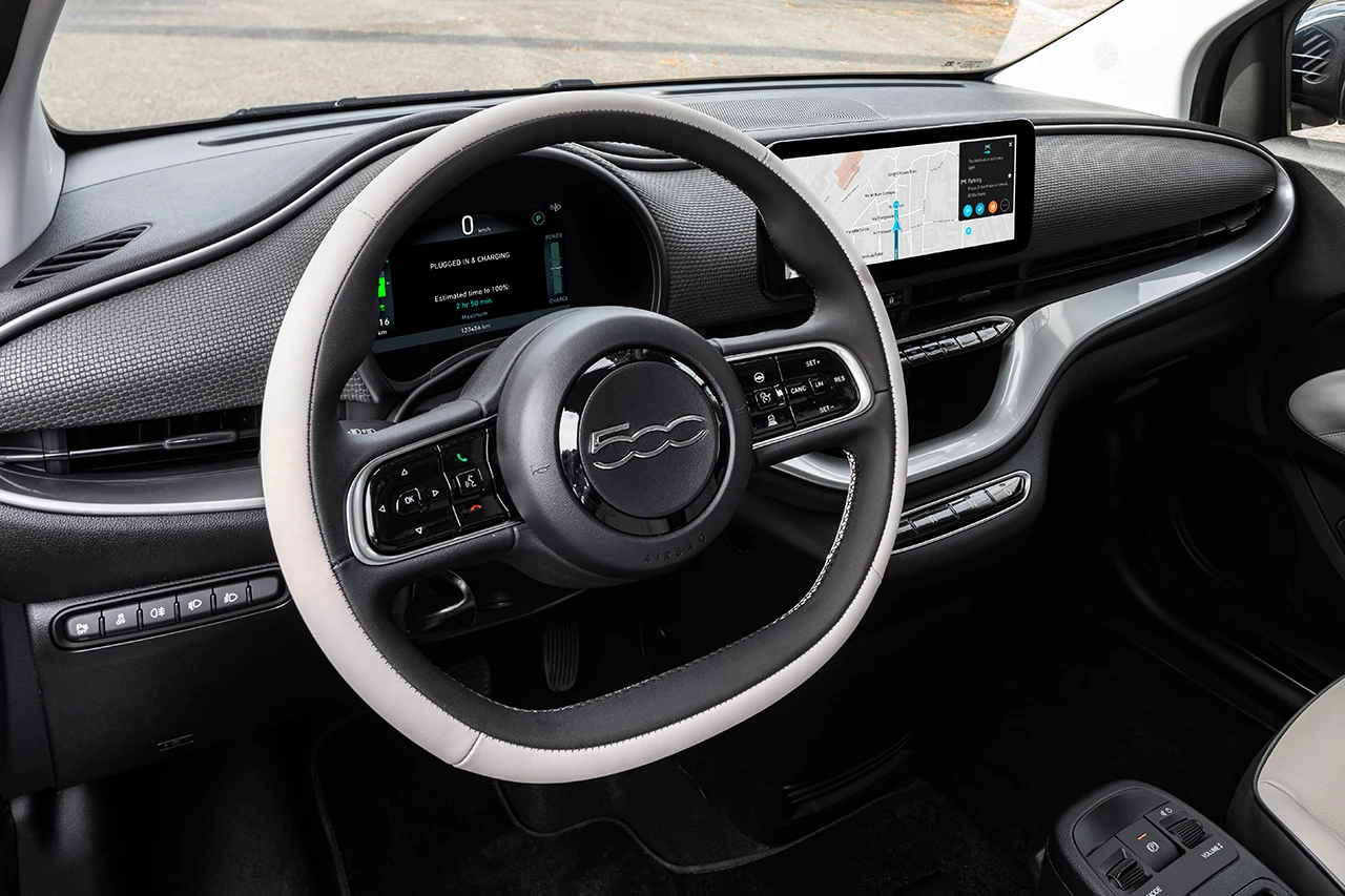 Fiat 500e 42 kWh screens view