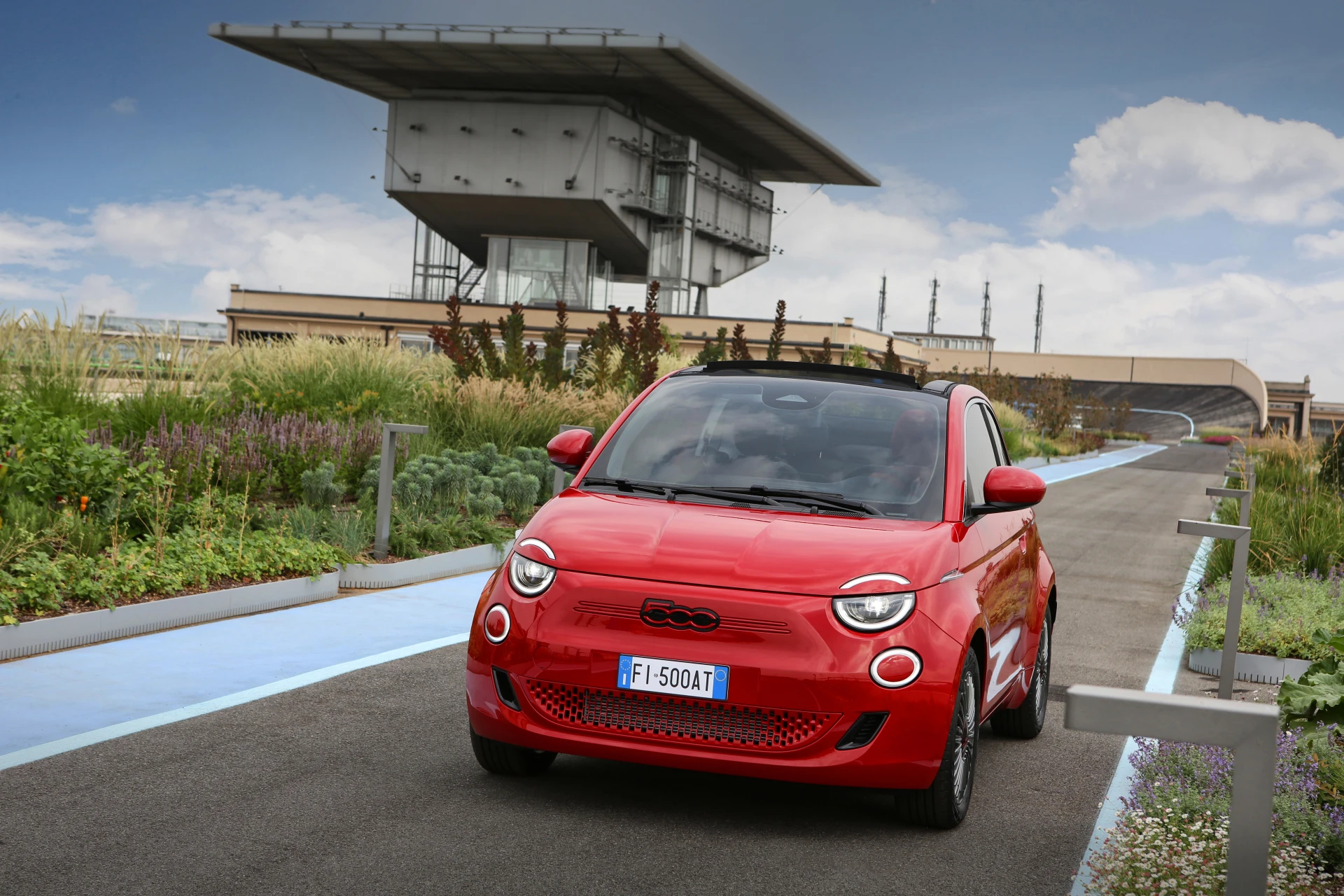 Fiat 500e 42 kWh exterior view