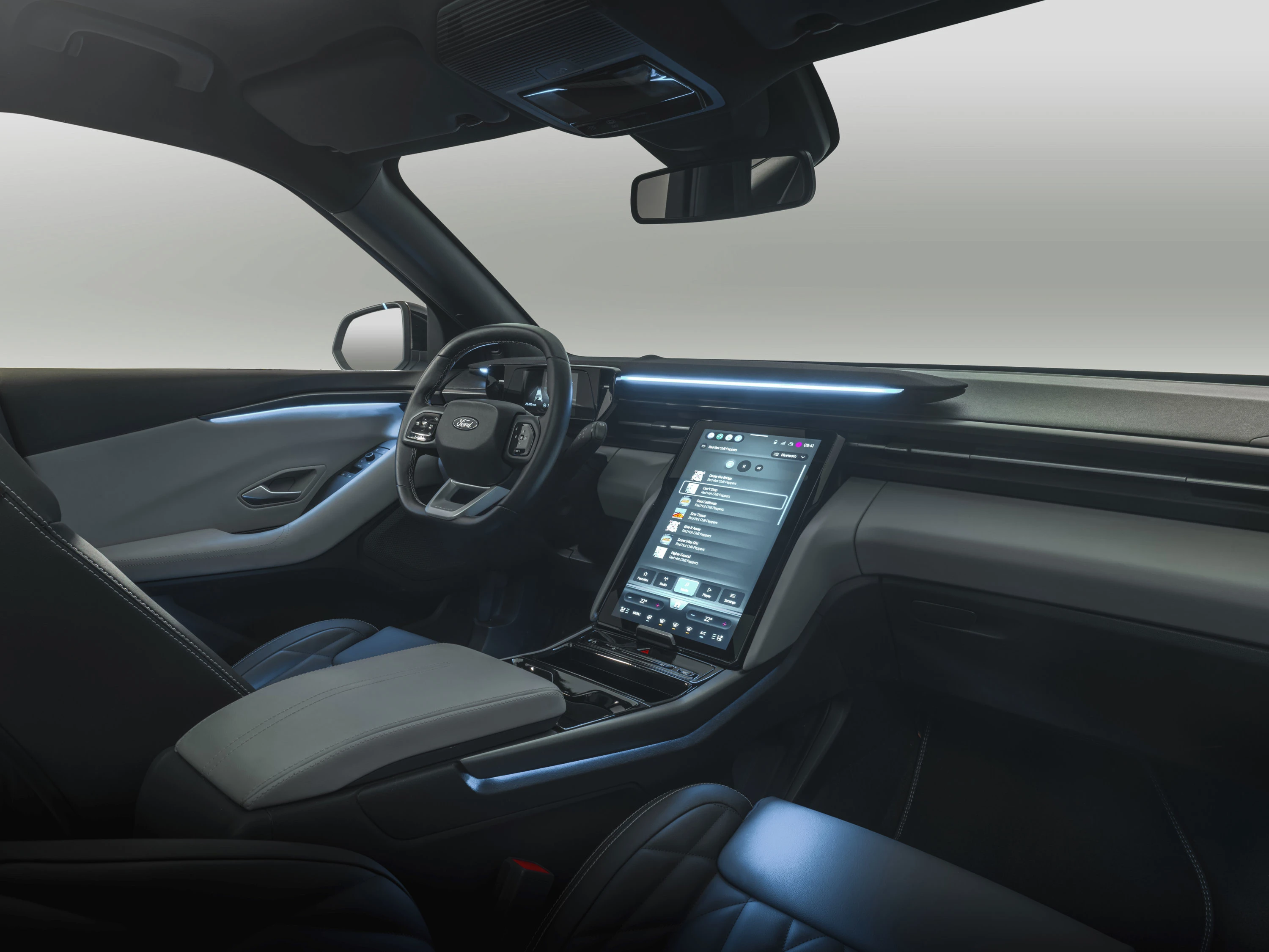 Ford Explorer Extended Range AWD screens view
