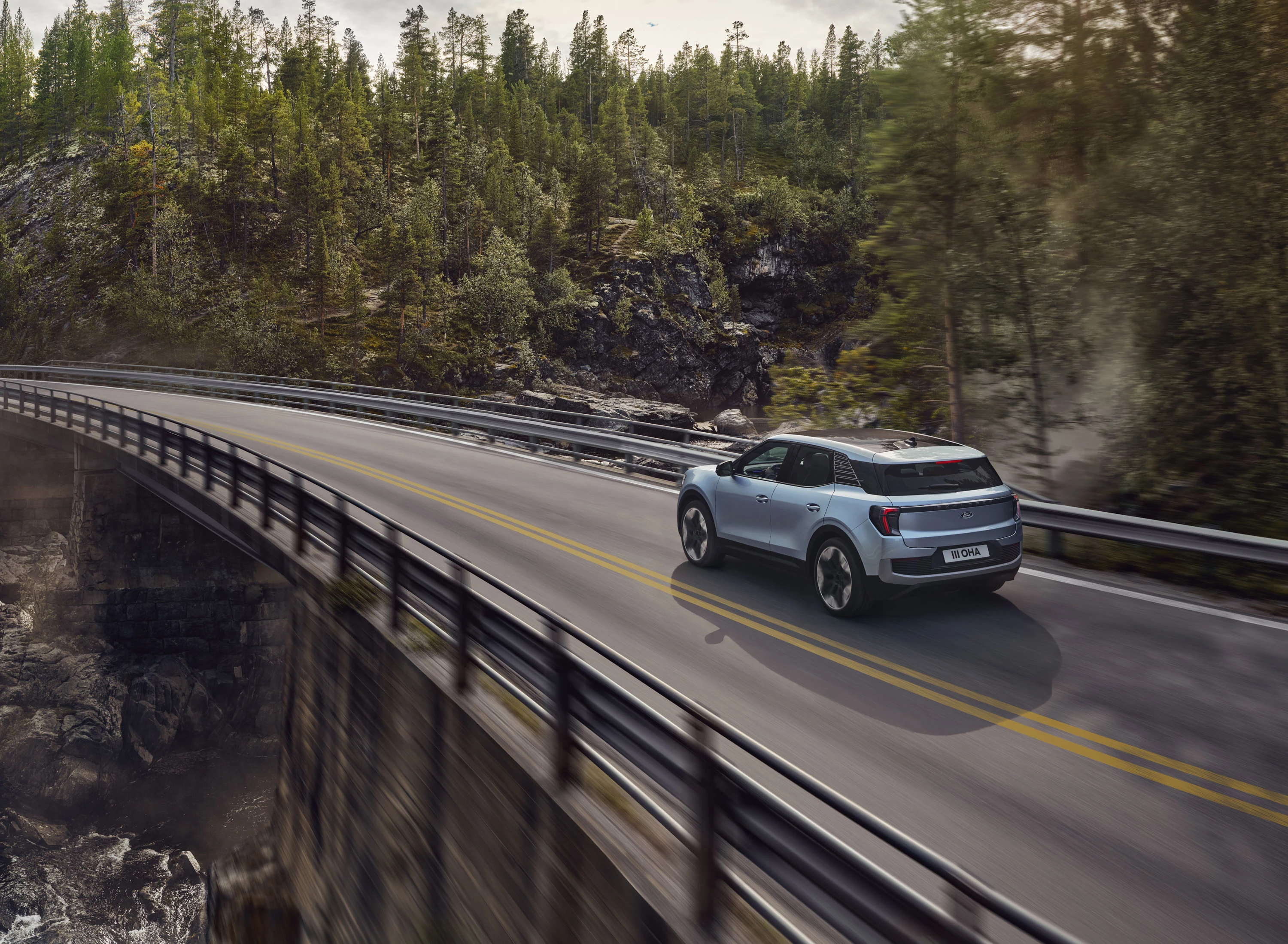 Ford Explorer Extended Range AWD exterior view