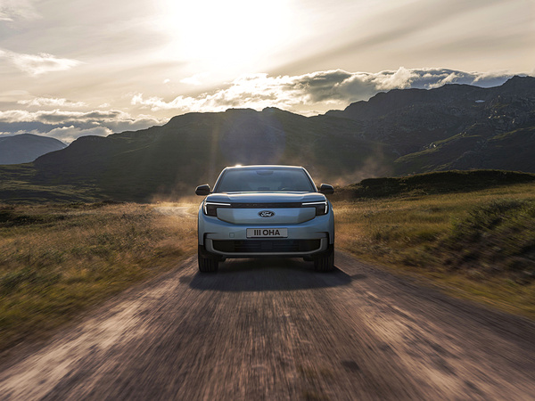 Ford Explorer Extended Range AWD exterior view