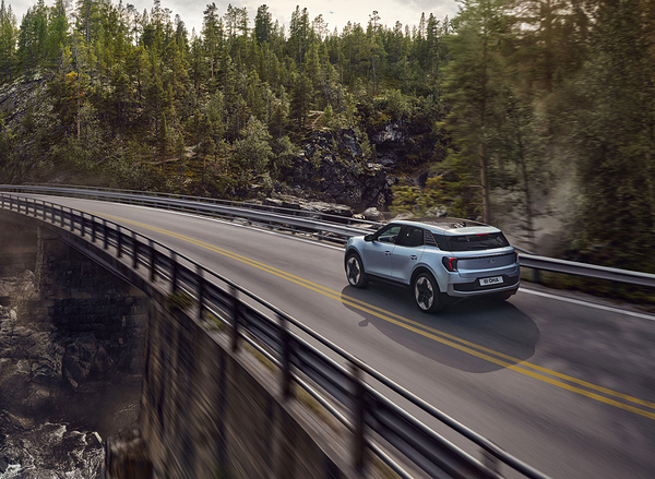 Ford Explorer Extended Range AWD exterior view