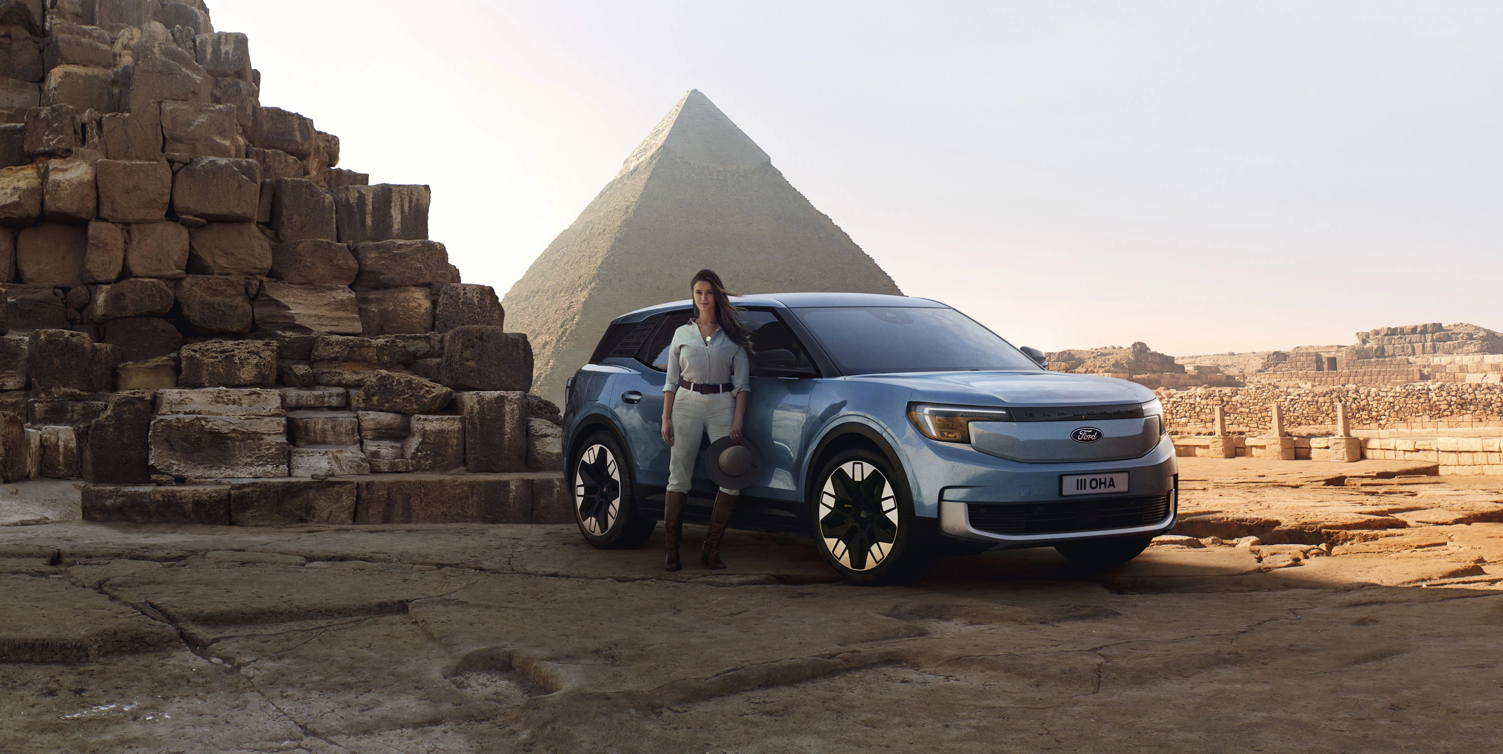 Ford Explorer Extended Range AWD exterior view