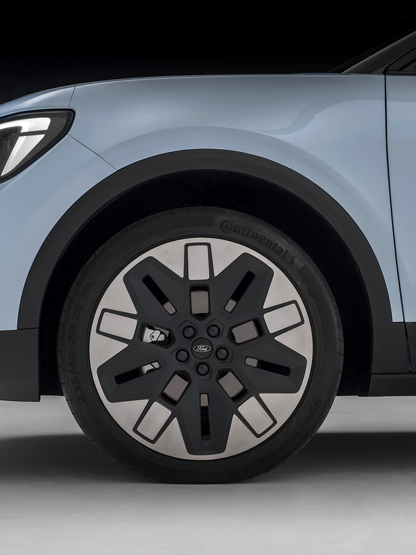 Ford Explorer Extended Range AWD wheels view