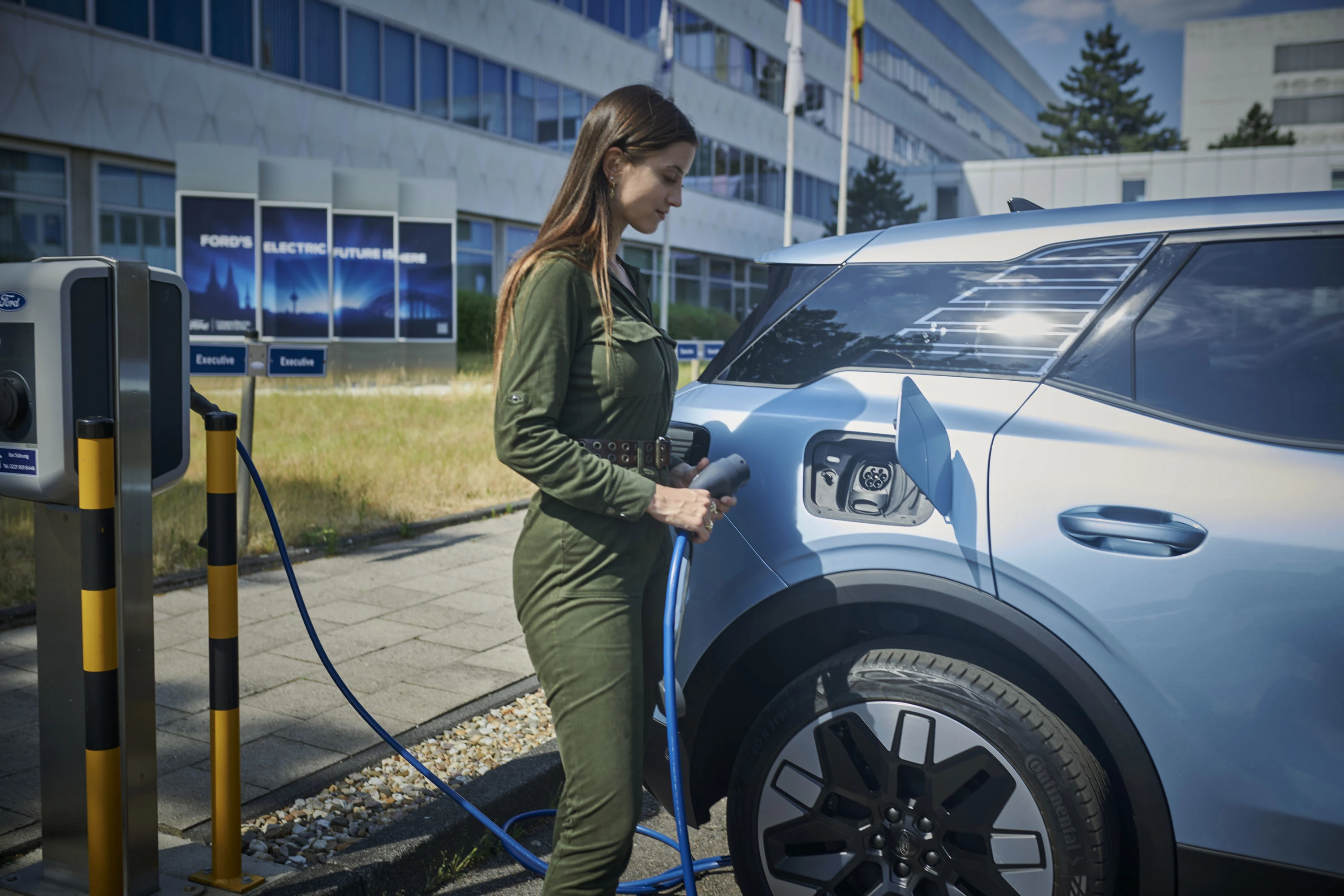 Ford Explorer Extended Range RWD charging view